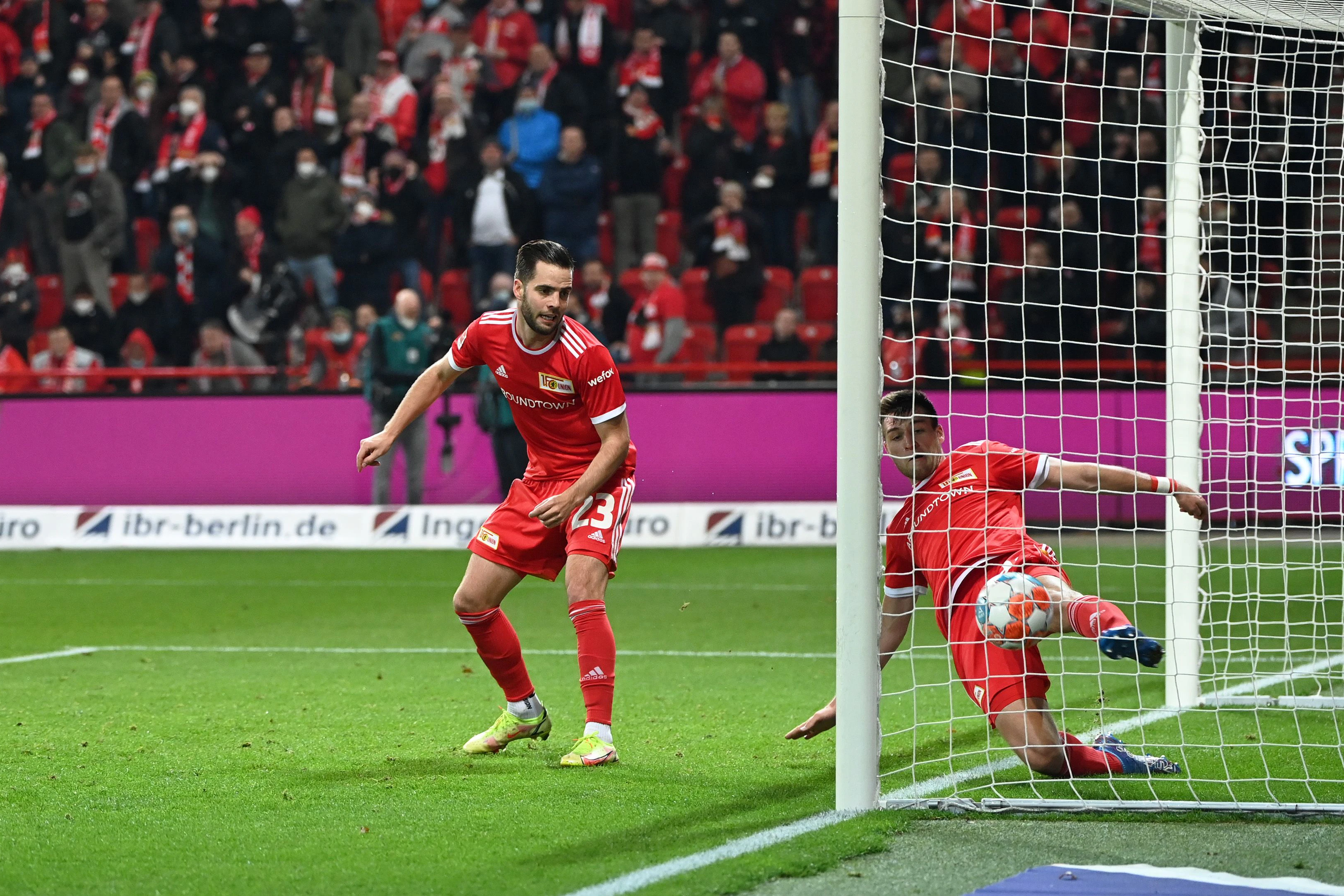 Robin Knoche (r.) versucht hier im Stadtderby gegen Hertha BSC am 20. November 2021 zu klären, allerdings knapp hinter der Linie. Doch der Treffer der „Alten Dame“ zählte nach VAR-Eingreifen wegen Abseits nicht.