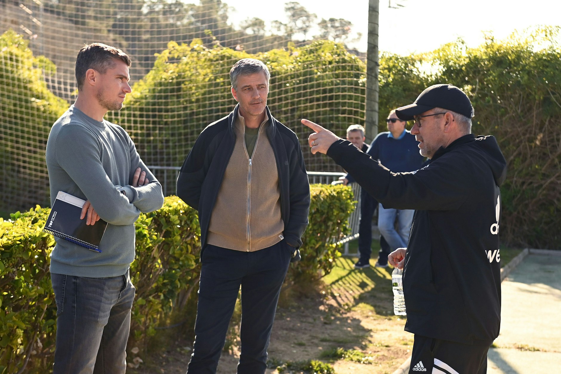 Union-Coach Urs Fischer nach der Donnerstagseinheit im Gespräch mit Jens Härtel (M.) und Robert Klauß (l.).