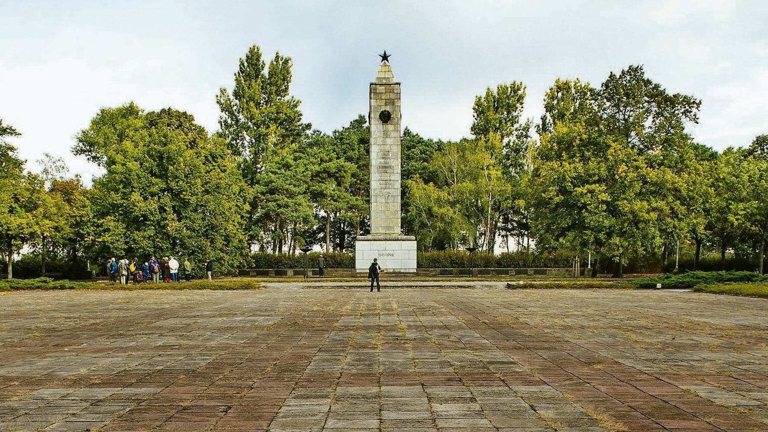 Der Platz des Gedenkens, ursprünglich Platz der Deutsch-Sowjetischen Freundschaft, im Wohngebiet 1 in Eisenhüttenstadt. 