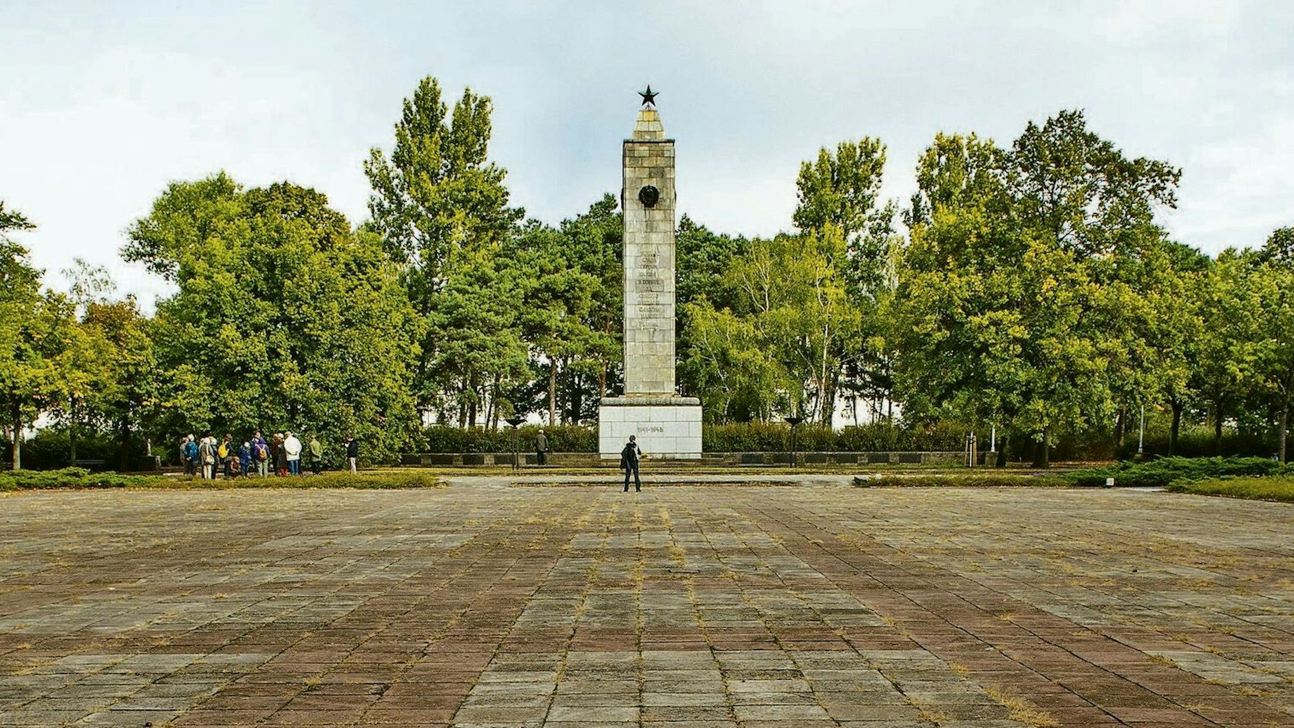 Der Platz des Gedenkens, ursprünglich Platz der Deutsch-Sowjetischen Freundschaft, im Wohngebiet 1 in Eisenhüttenstadt.&nbsp;