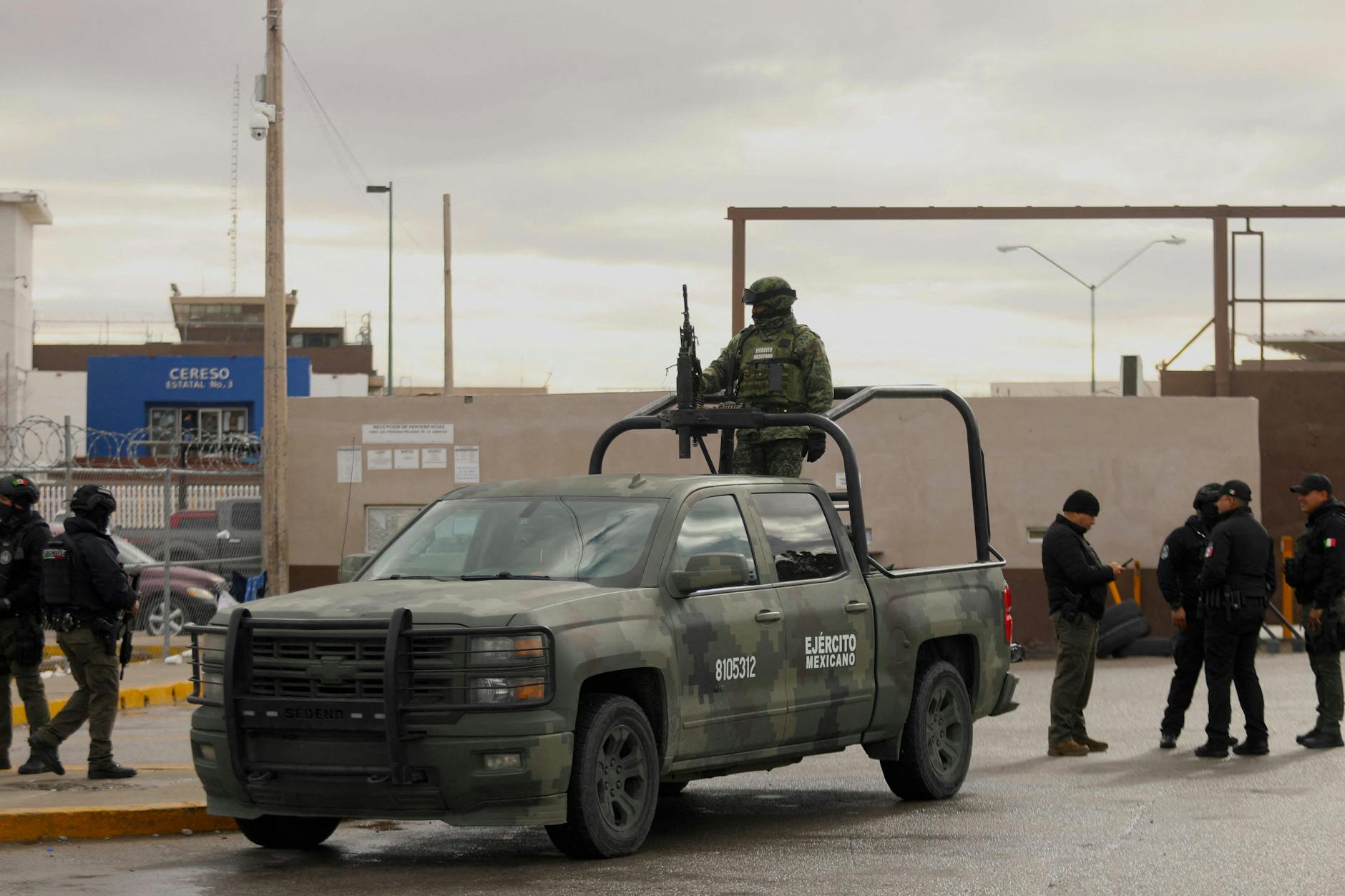 Soldaten vor dem Gelände des Gefängnisses in Ciudad Juárez.