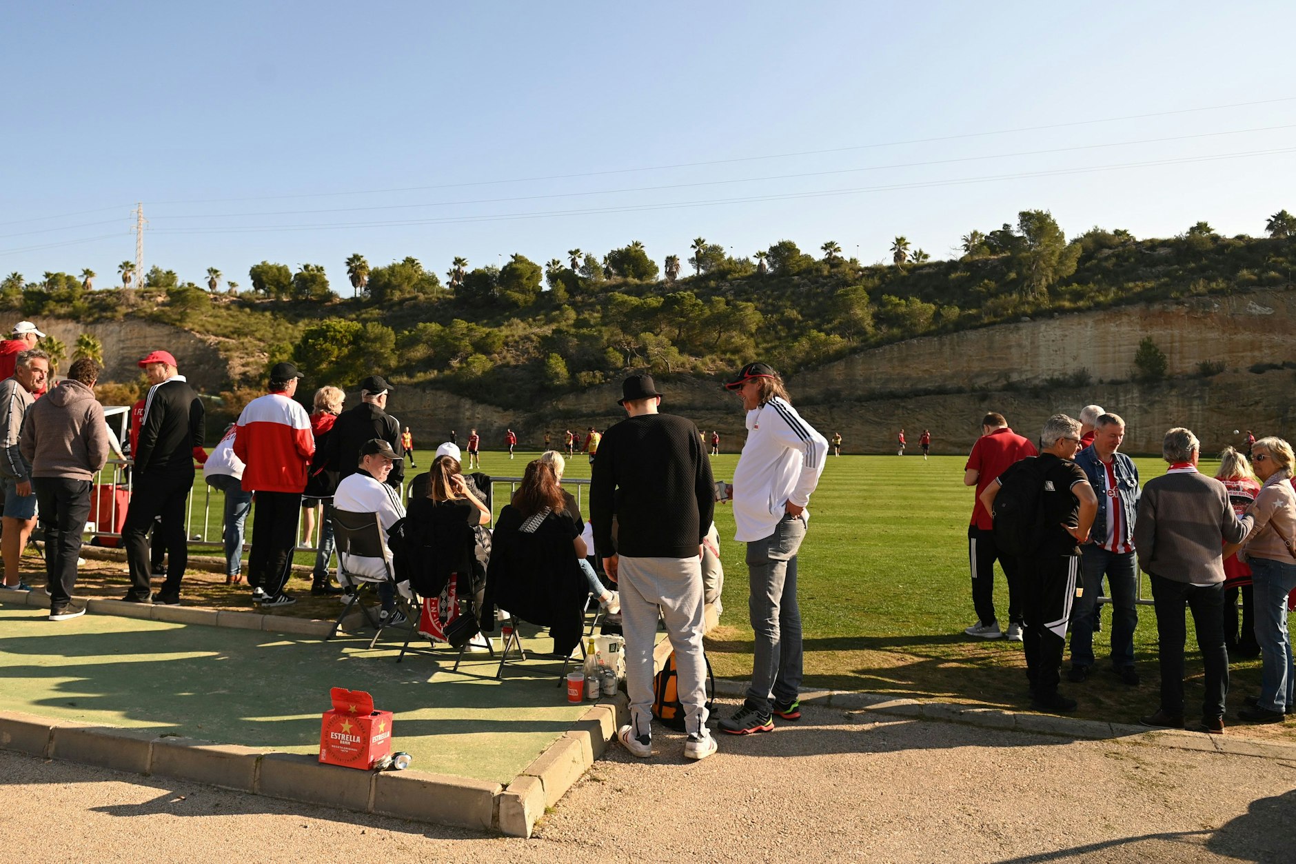 Die Union-Fans genossen die angenehmen Witterungsbedingungen und schauten ihrer Mannschaft bei der Einheit am Donnerstagvormittag zu.