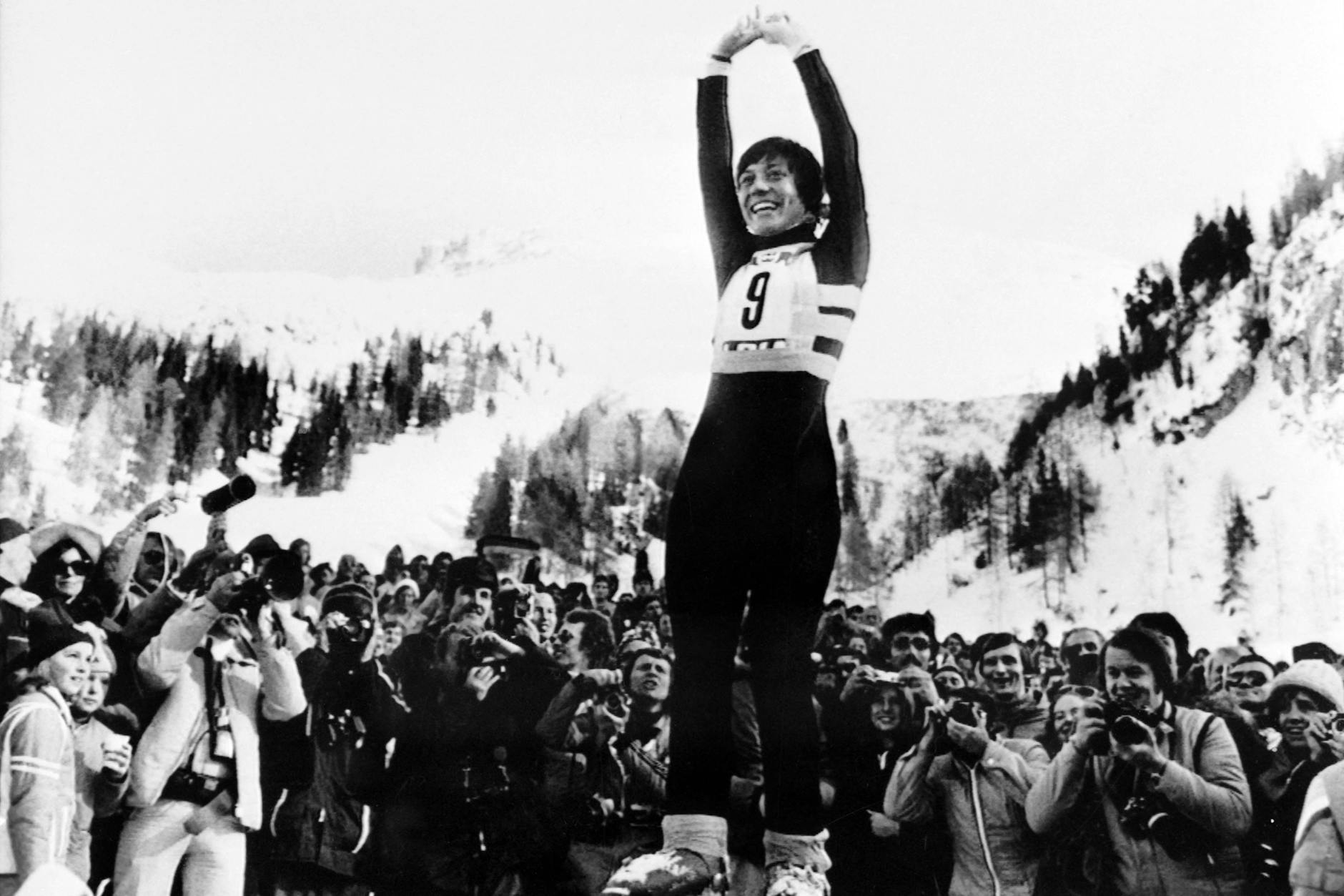 Rosi Mittermaier am 8. Februar 1976 nach ihrem Abfahrtssieg auf dem Podest der Olympischen Spiele in Innsbruck.