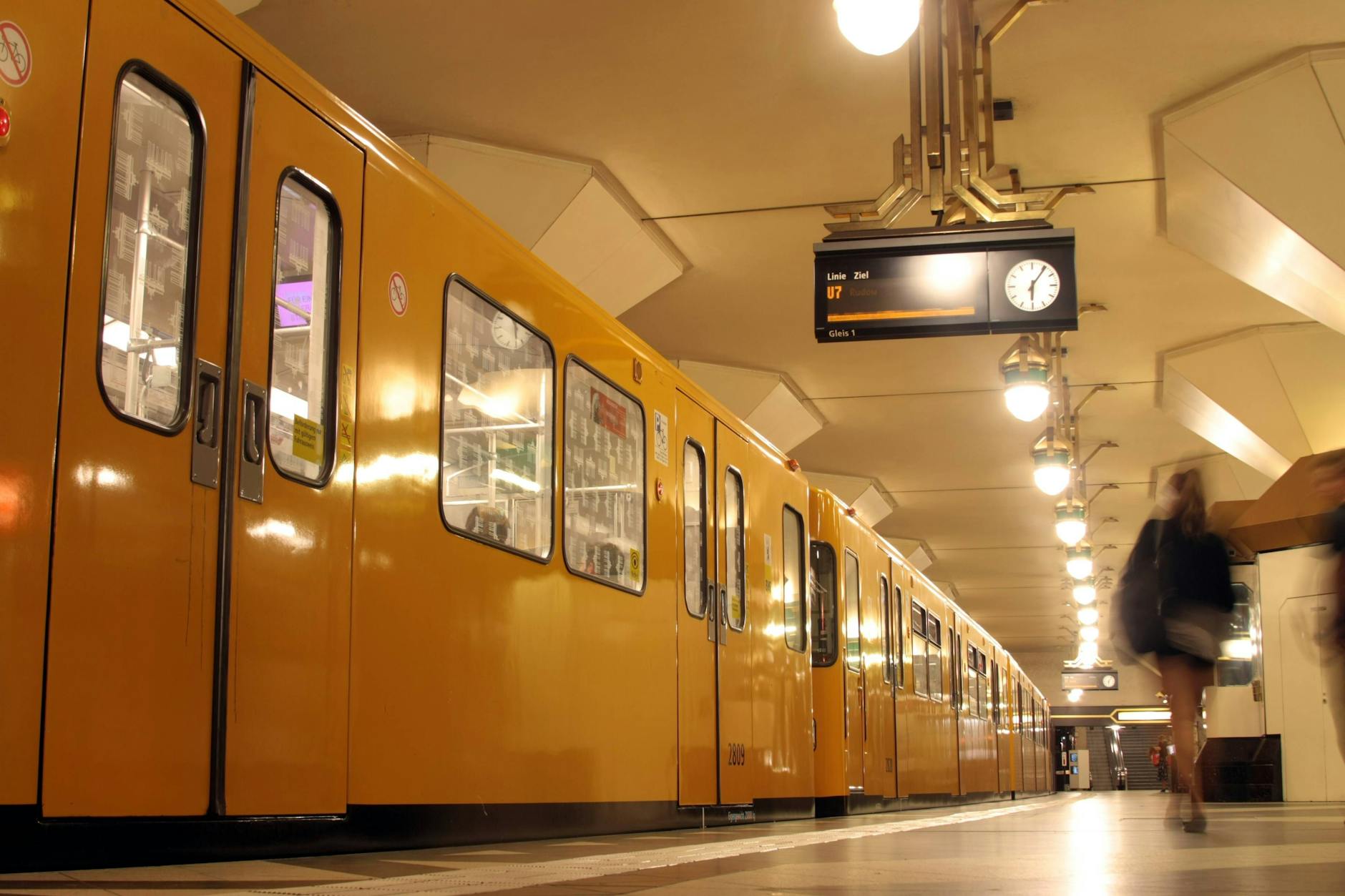Eine U-Bahn im Bahnhof Rathaus Spandau. Seit 1984 ist die Station Endpunkt der U7. Politiker fordern, dass die Tunnelstrecke in die Großsiedlung Heerstraße Nord am westlichen Stadtrand verlängert wird.