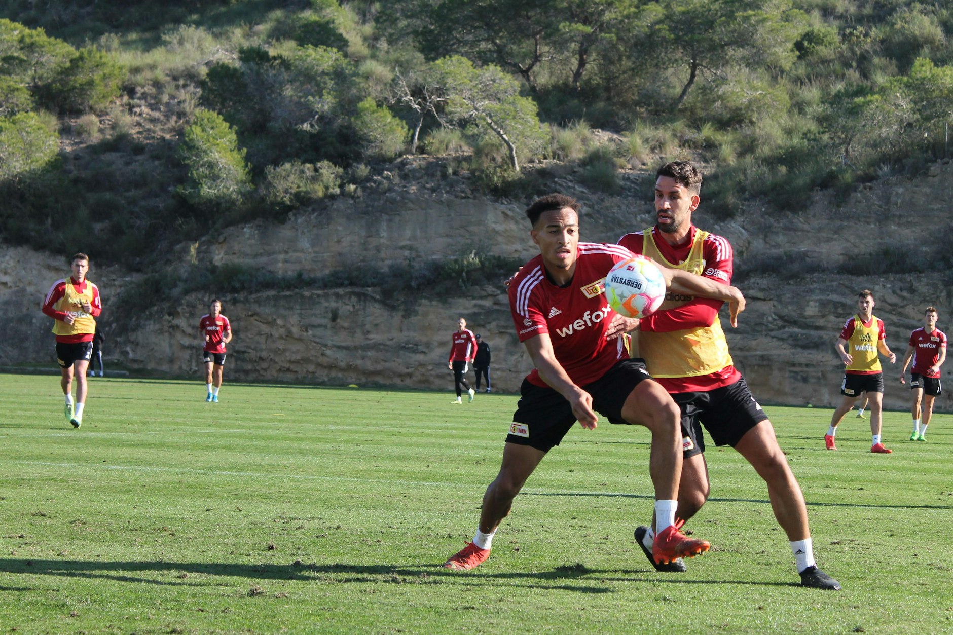 Enges Duell: Jamie Leweling (v.-l.) und Rani Khedira im Kampf um den Ball.