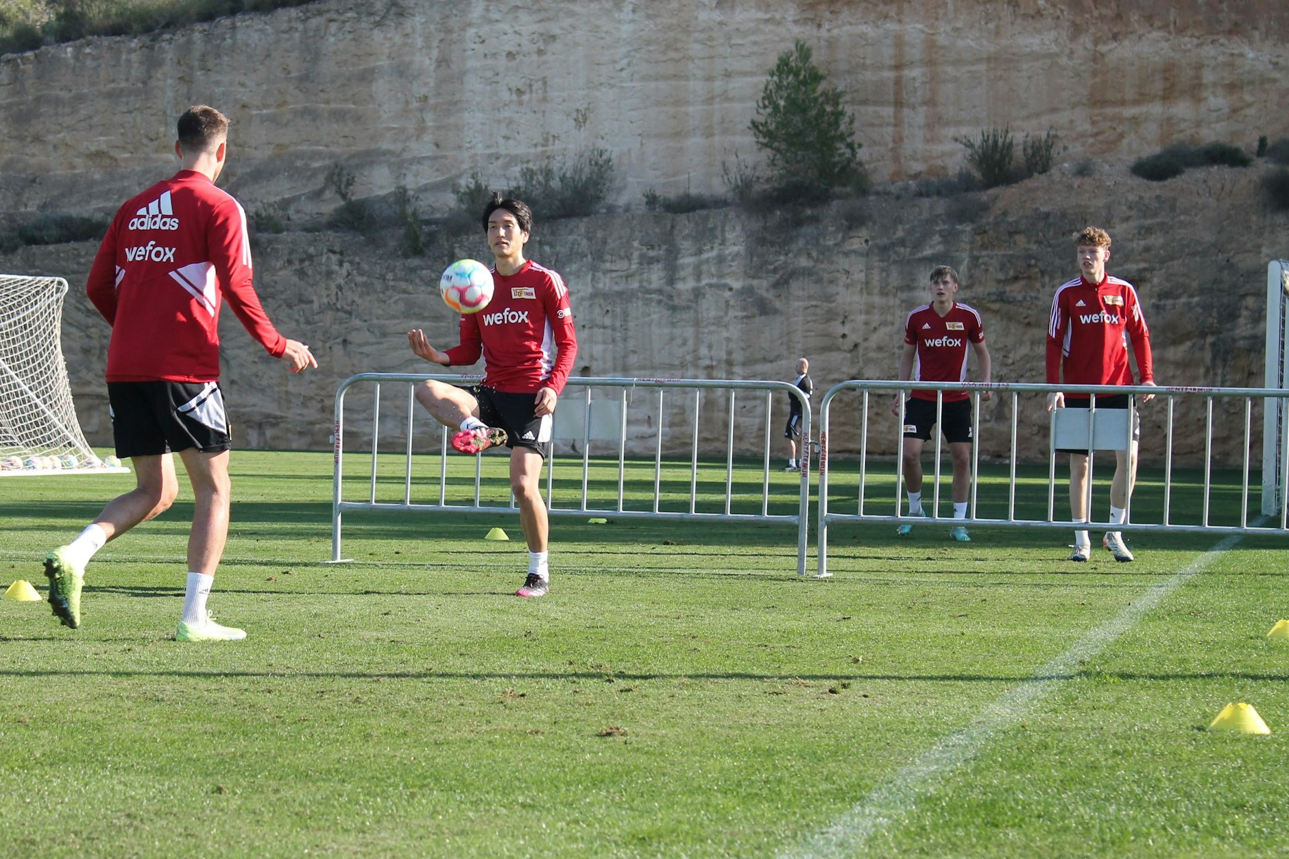 Von links nach rechts: Janik Haberer und Genki Haraguchi (mit perfekter Hand- sowie Fußhaltung) spielten gegen Aljoscha Kemlein sowie Mathis Bruns Fußballtennis.