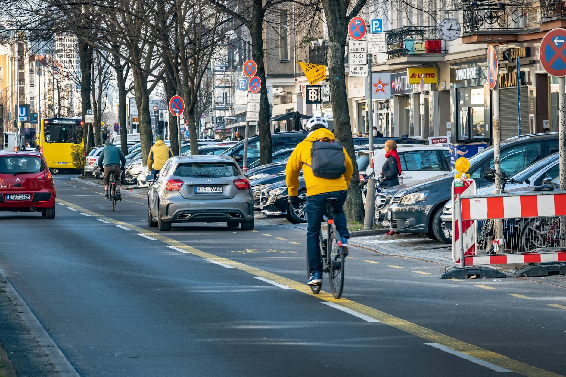 Der Radweg in der Kantstraße in Berlin-Charlottenburg. 