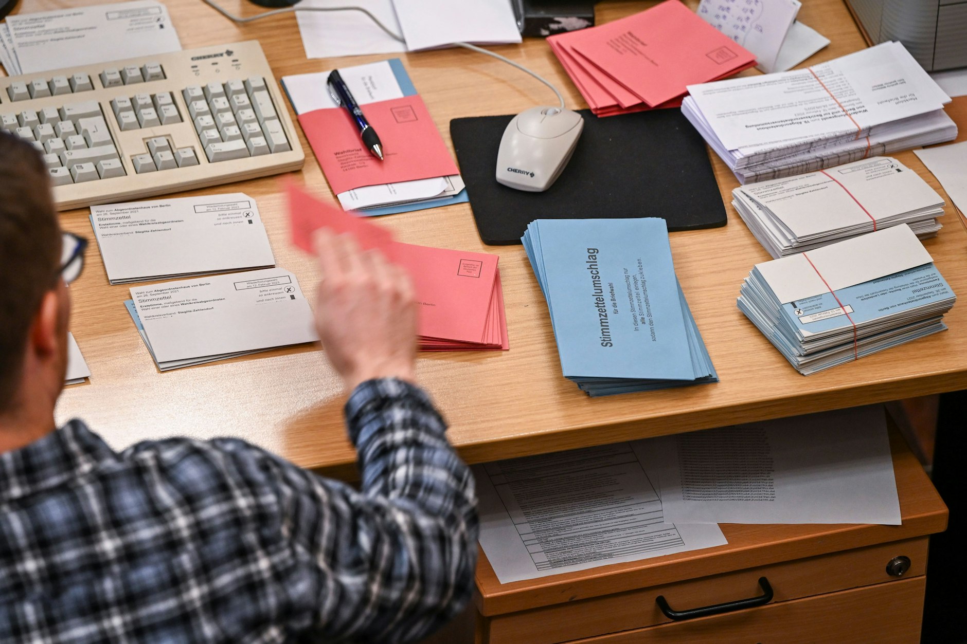 Mitarbeiter bereiten Wahlunterlagen für die Briefwahl vor. Zu Beginn der Briefwahl für die Berliner Wiederholungswahlen am 12. Februar werden bei einem Pressetermin im Rathaus Zehlendorf die Vorbereitungen vorgestellt. Nicht alles ging dabei glatt.&nbsp;