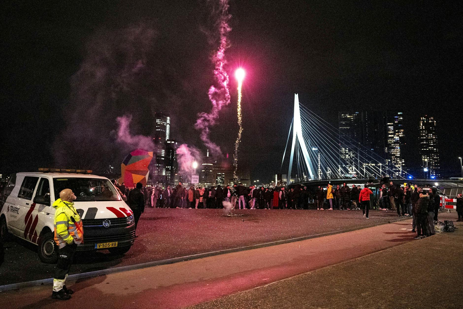Feuerwerk an der berühmten Brücke in Rotterdam. Mit einem Laser wurden rechte Sprüche auf einen Träger projiziert. 