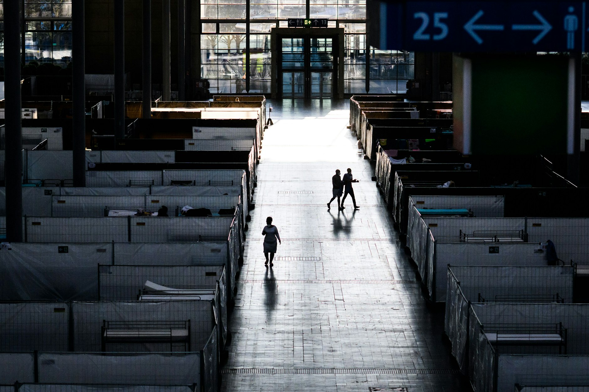 Flüchtlinge laufen durch eine Außenstelle der Landesaufnahmebehörde. Mehrere Organisationen betrachten das Wort Geflüchtete als abwertend und gefährlich.