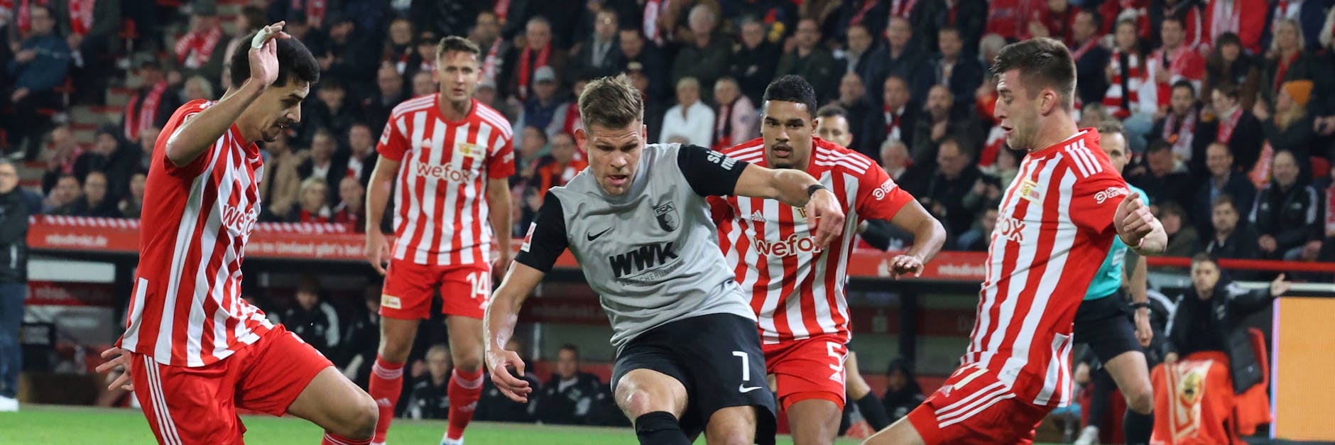 Weiß, wo im Stadion An der Alten Försterei das Tor steht: Herthas neuer Stürmer Florian Niederlechner (M.) trifft gerne gegen den 1. FC Union. 