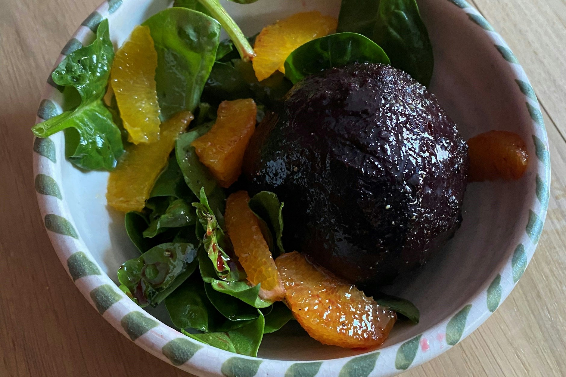 Salat aus Spinat, Rote Beete und Orangen-Filets: Das hat auch Saison, ist aber zu einfach um es hier als Rezept aufzuschreiben.