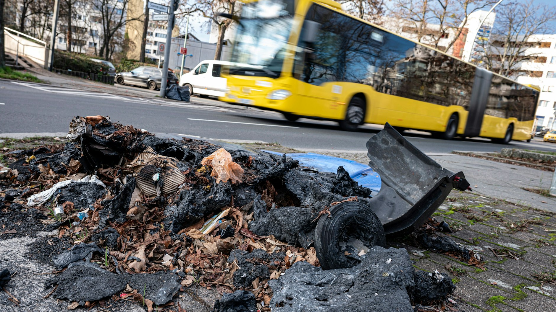 Eine geschmolzene Mülltonne liegt nach Krawallen in der Silvesternacht auf einem Bürgersteig im Berliner Bezirk Neukölln.