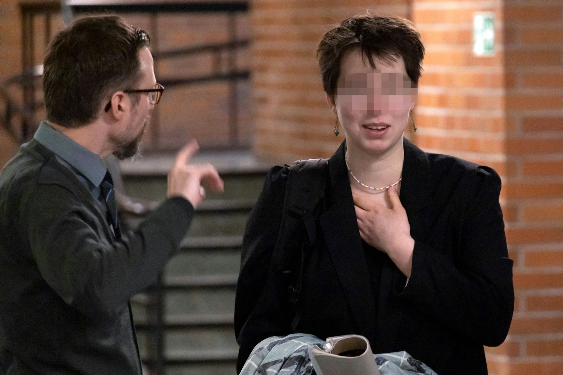 Die angeklagte Aktivistin vor der Gerichtsverhandlung.