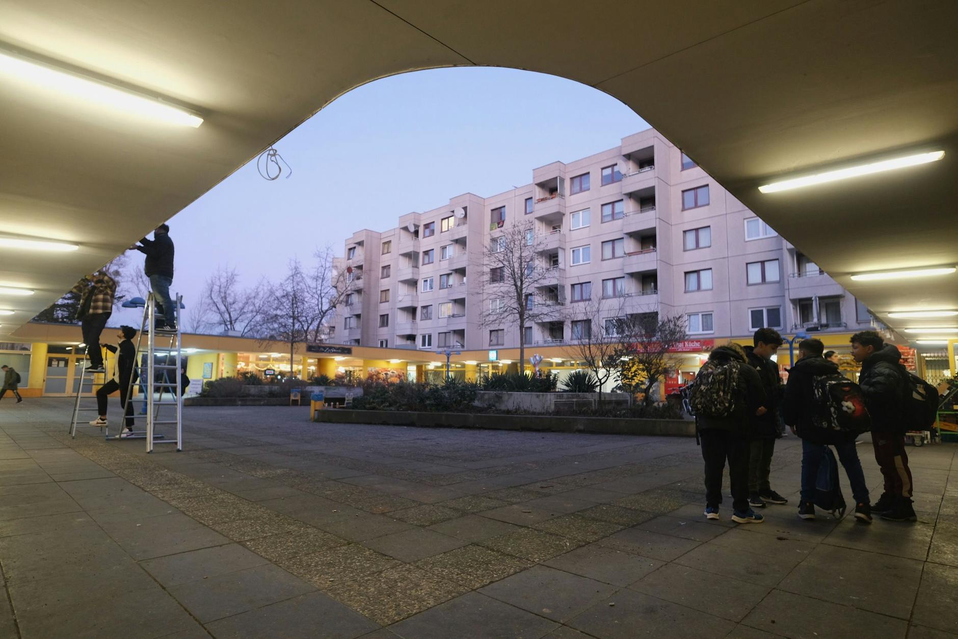 Jugendliche in der Highdeck-Siedlung in Neukölln. 