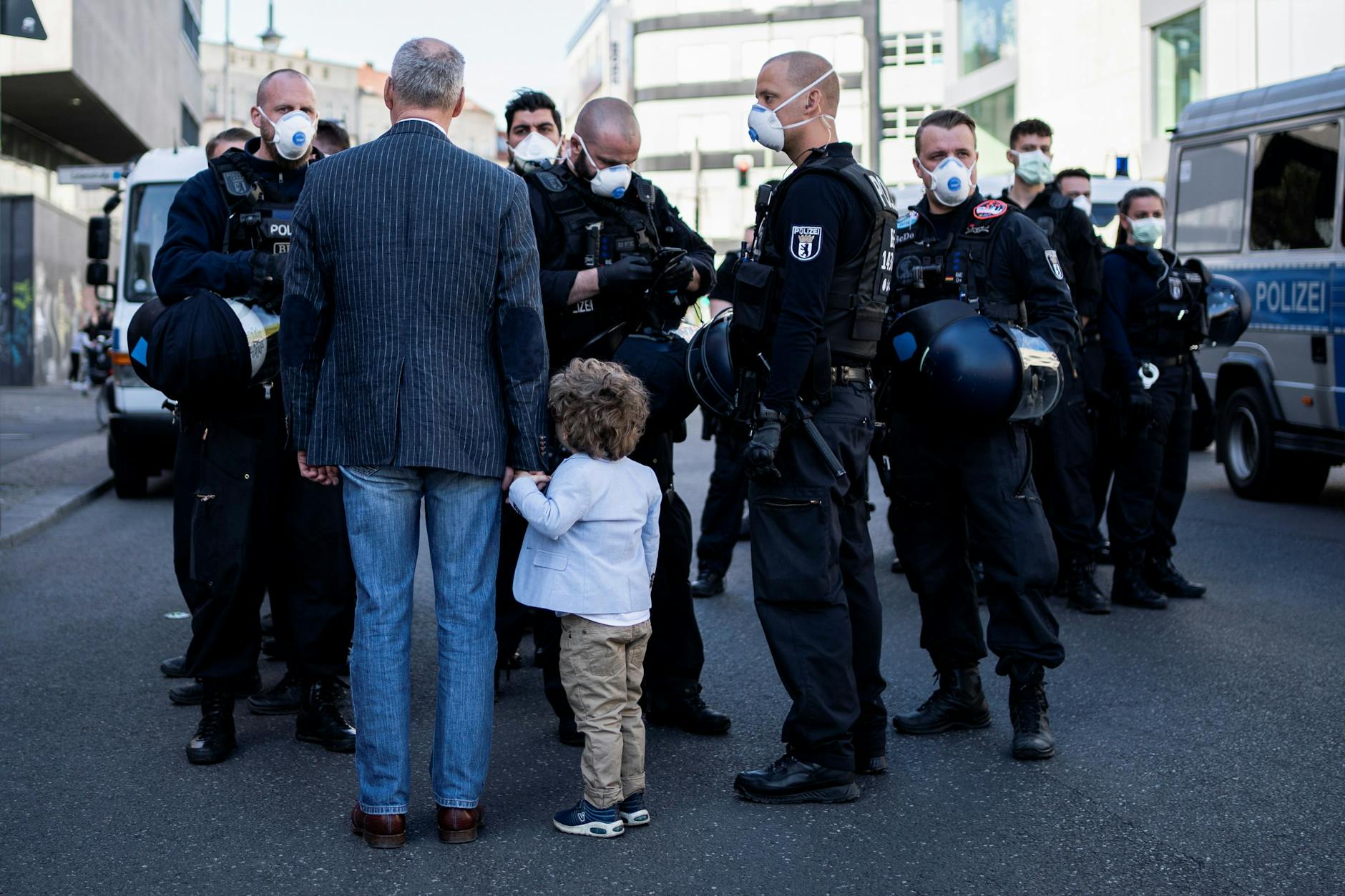 „Hygiene-Demo“ im April 2020: Die Polizei Berlin kontrolliert Demonstranten.