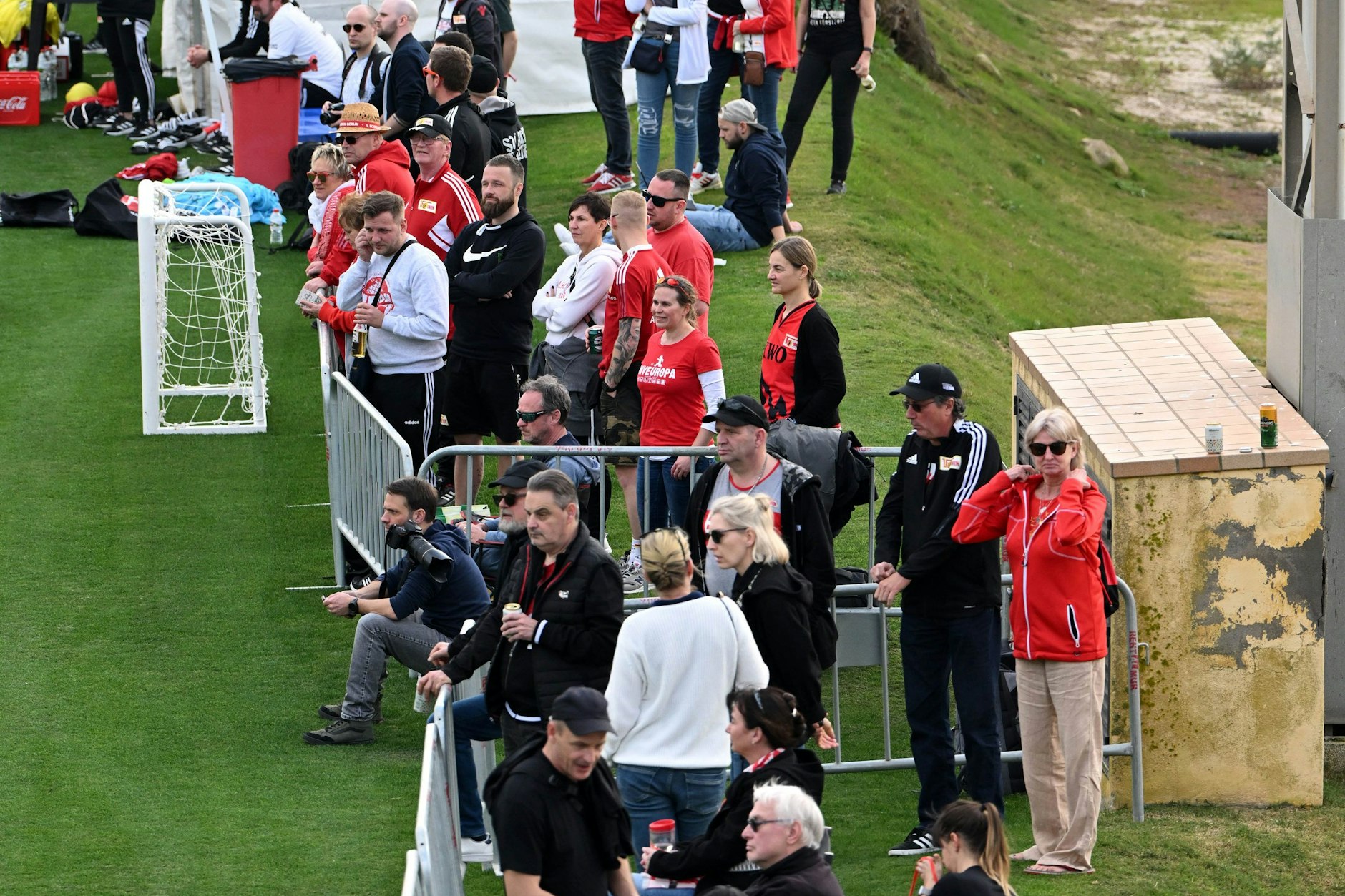 Mehrere Dutzend Fans des 1. FC Union Berlin sind ins Campoamor-Camp gereist und schauen ihrem Team regelmäßig beim Training zu.