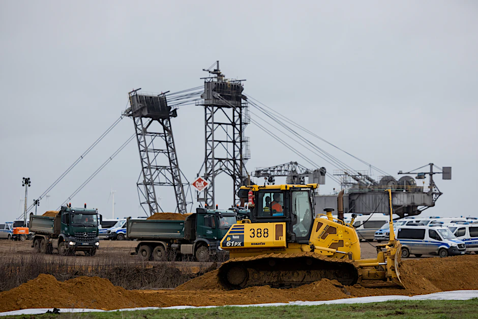 Polizeibeamte sichern Arbeiten von RWE an der Abrisskante des Braunkohletagebaus Garzweiler II.&nbsp;