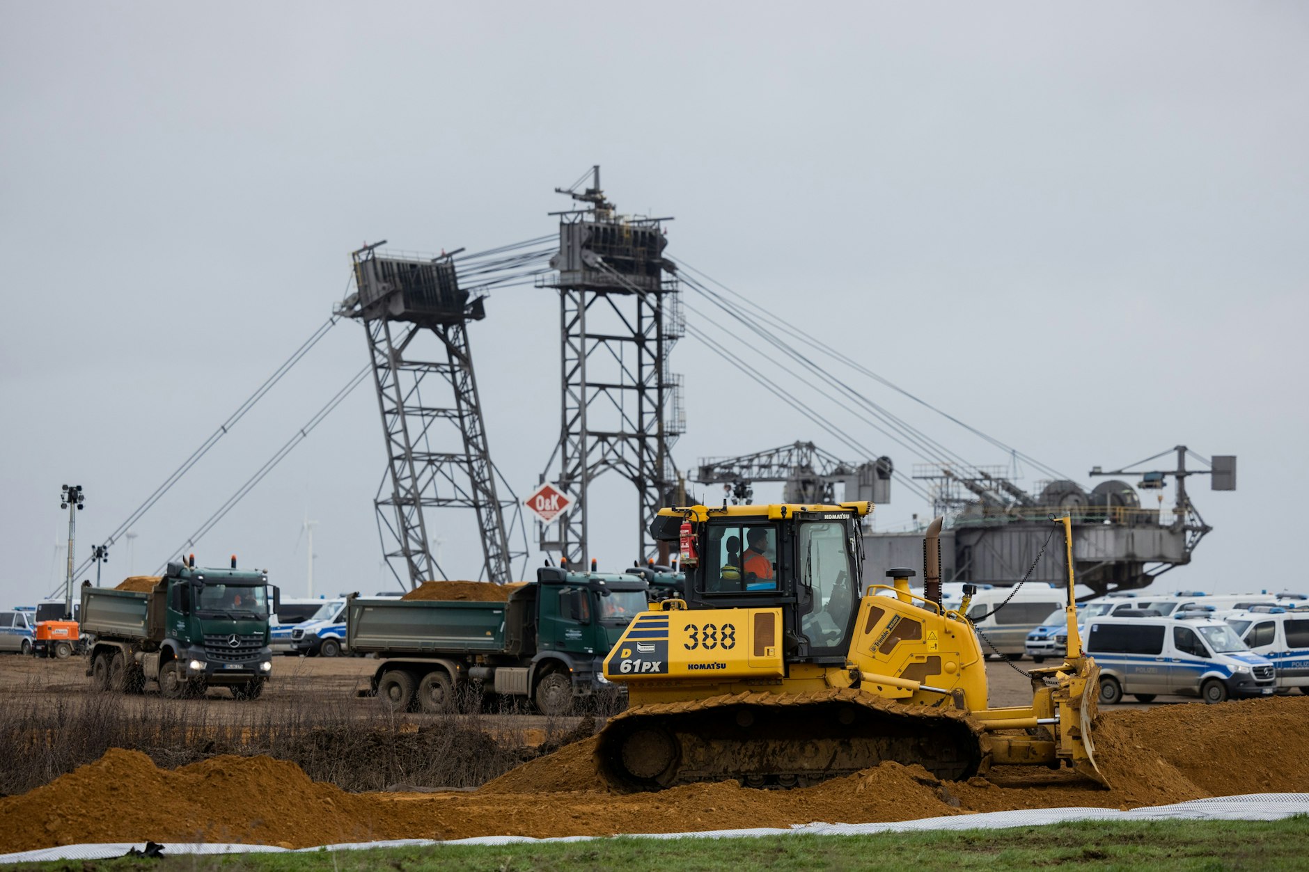 Polizeibeamte sichern Arbeiten von RWE an der Abrisskante des Braunkohletagebaus Garzweiler II.&nbsp;