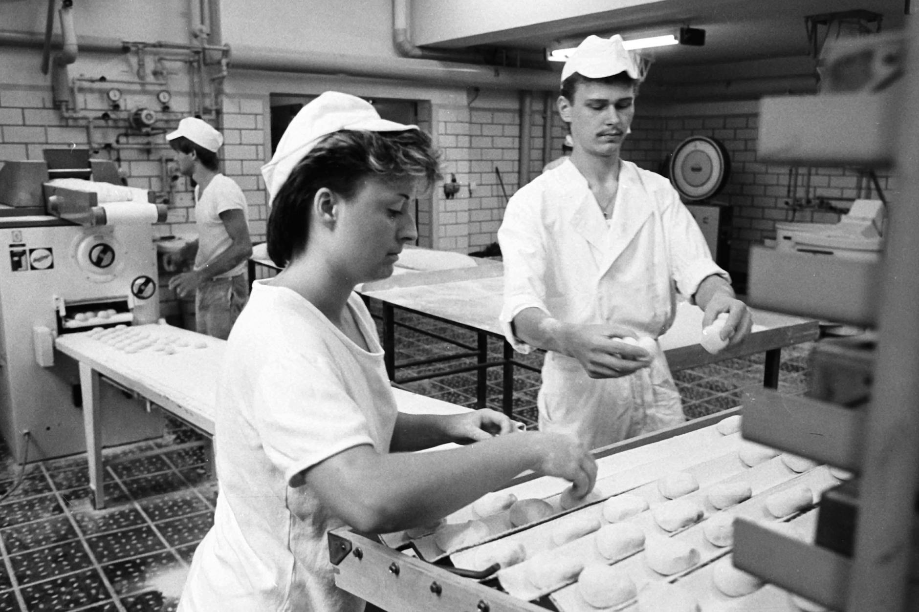 1986 wird in der Kaufhalle Genslerstraße in Berlin-Hohenschönhausen fleißig gebacken: Die Schrippen kosteten 5 Pfennig pro Stück.