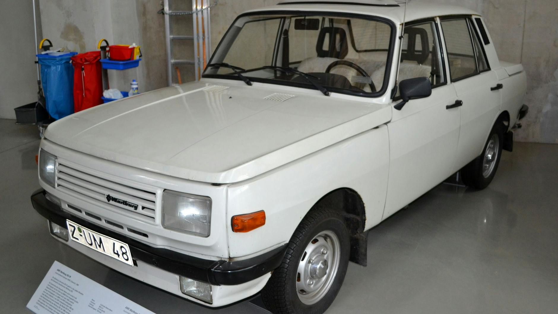 Der Wartburg 353 kostete bei seiner Einführung 1966 in der Basisversion knapp 17.000 DDR-Mark, 1988 knapp 22.000 Mark. Die Wartezeit auf das Auto lag bei über zehn Jahren, entsprechend teurer wurden Gebrauchtwagen gehandelt.