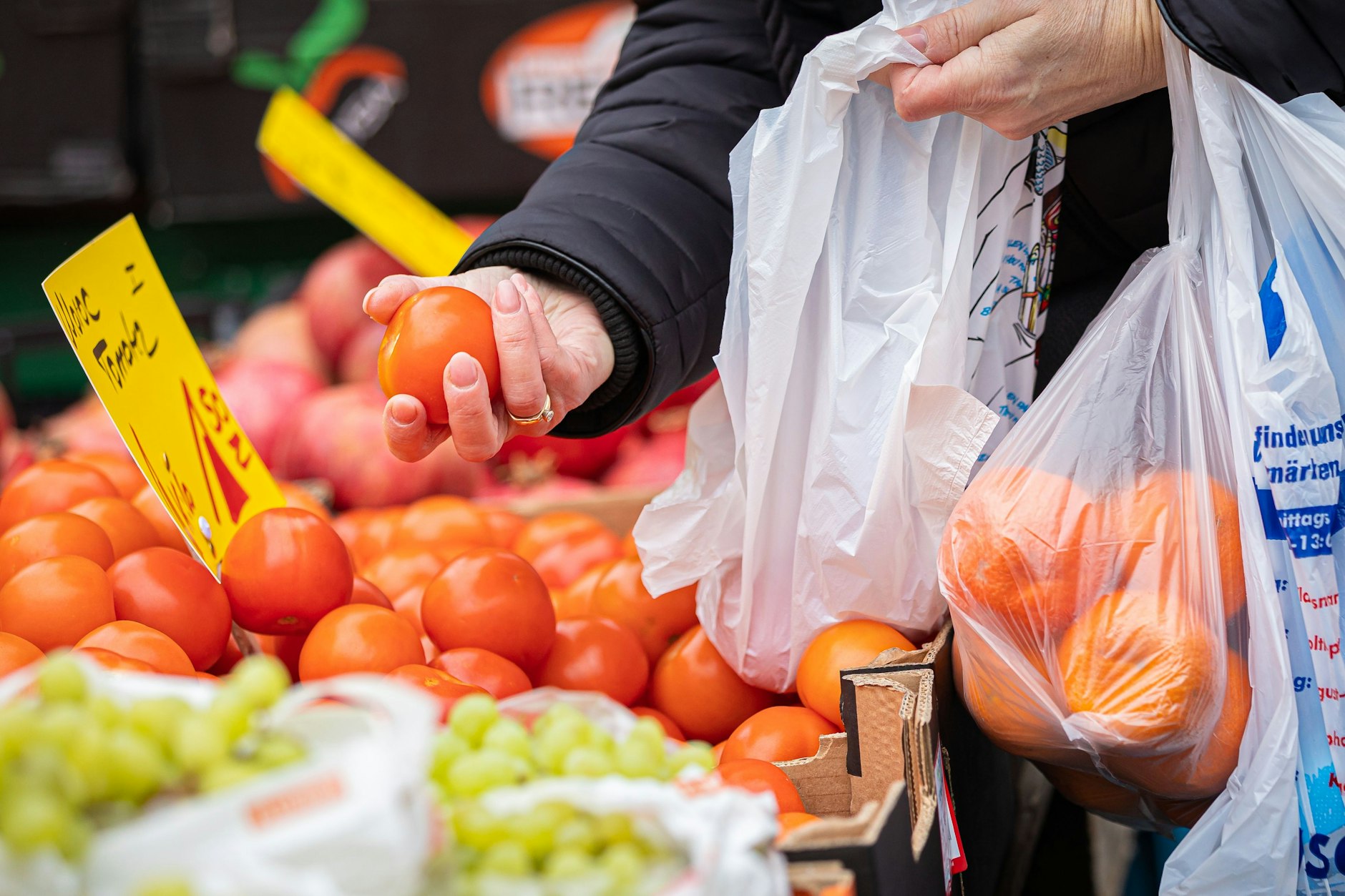 Wie steht's mit den Preisen? Eine Kundin begutachtet die Tomaten auf dem Wochenmarkt.