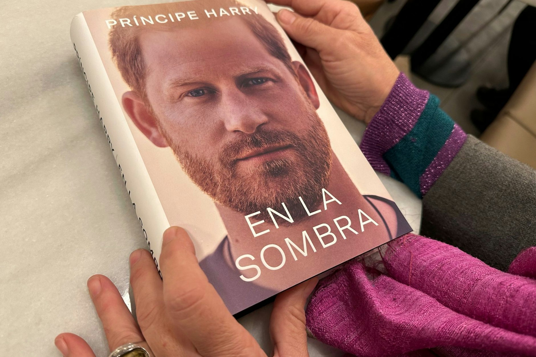 Die Autobiografie des britischen Prinzen Harry hat alles: Sex, Drogen, Gewalt - und viele Vorwürfe.&nbsp;