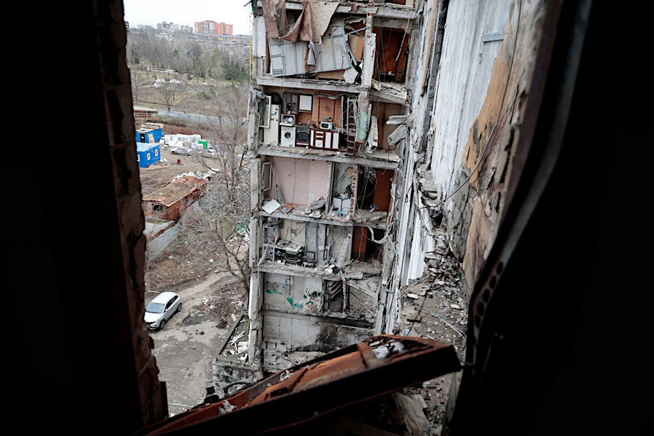 Mariupol: Blick auf ein bei schweren Kämpfen beschädigtes Wohnhaus.
