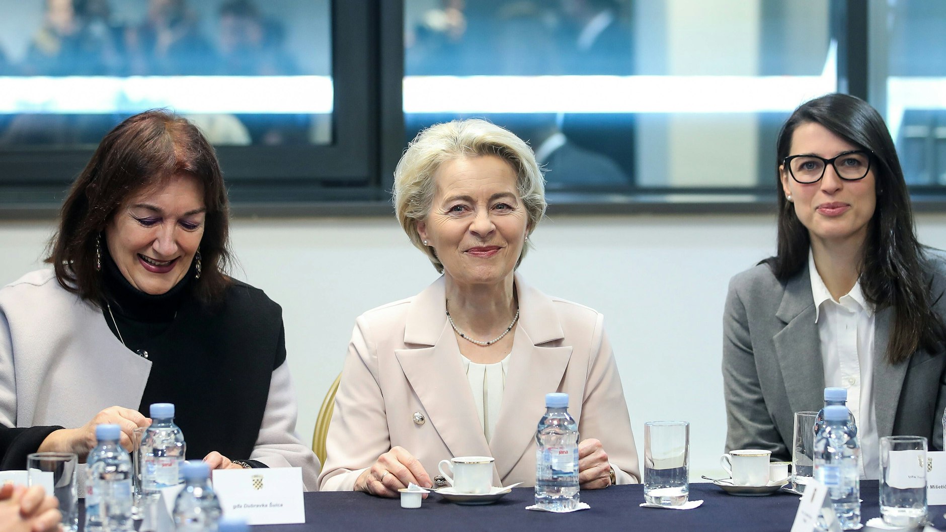 Ursula von der Leyen hat gut lachen – während die Deutschen sparen müssen, bekommt sie eine kräftige Gehaltserhöhung.