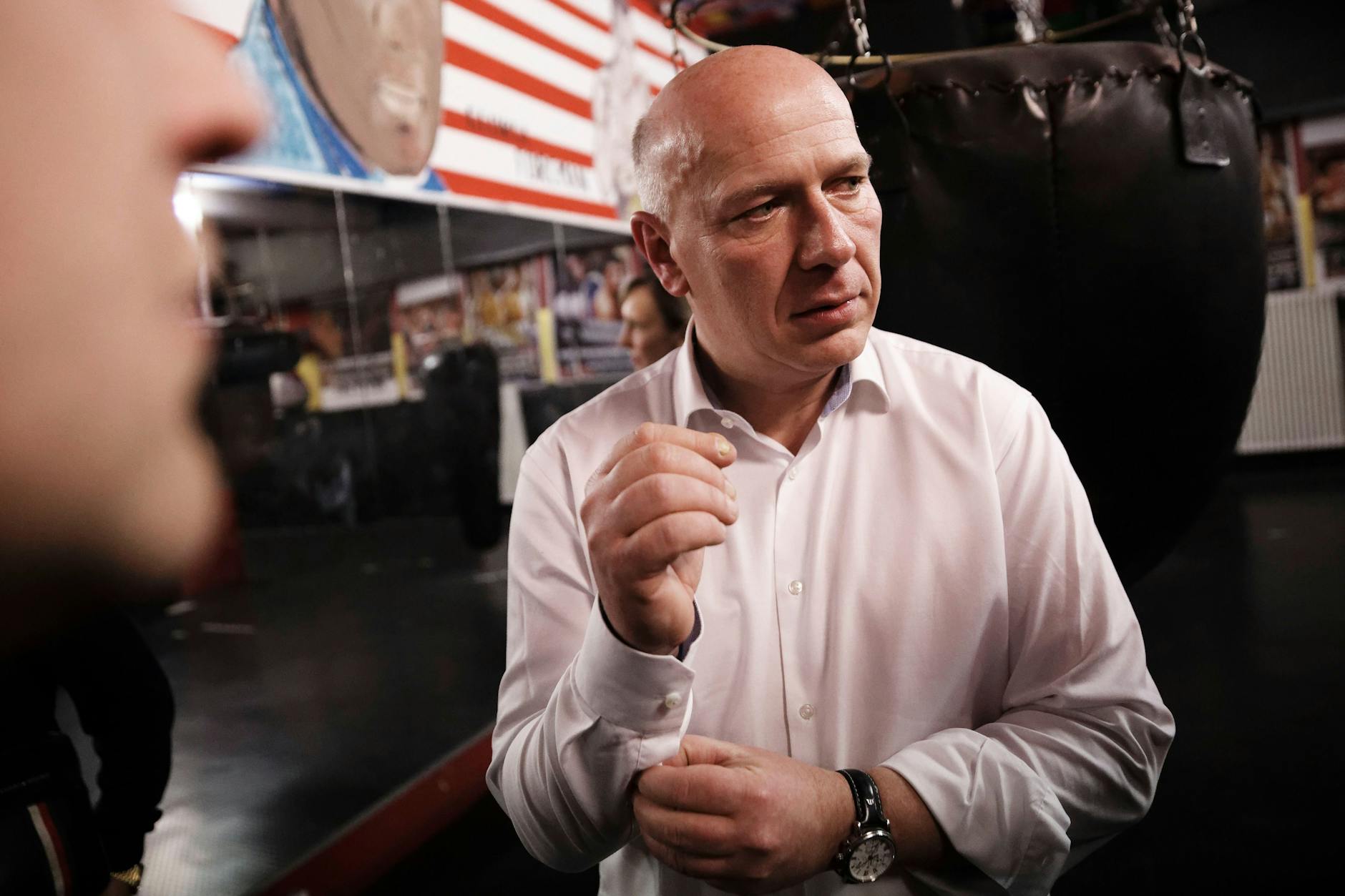 Kai Wegner, CDU-Spitzenkandidat für die Wahlwiederholung zum Berliner Abgeordnetenhaus, bei einem Wahlkampf-Besuch im Berliner Boxverein Isigym Boxsport Berlin e.V. am 6. Januar.