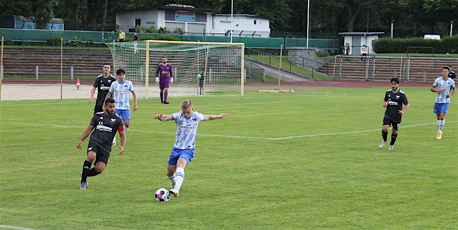 Etienne Nikol (r.) am 14. Juli 2021 im Einsatz für Hertha BSC II beim Testspiel gegen den BFC Preussen.