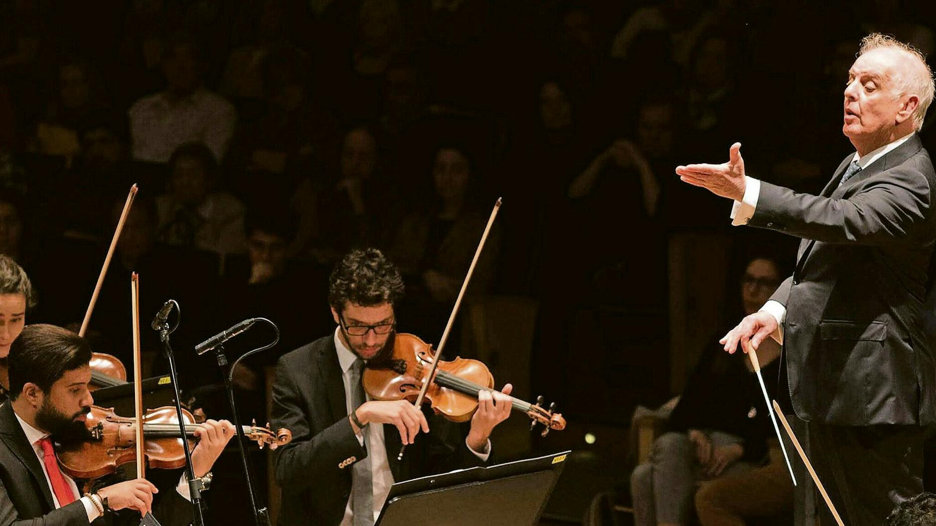 Argentinien, Buenos Aires: Daniel Barenboim (re.) dirigiert ein Konzert im Rahmen des „Festival Barenboim“ in seiner Heimatstadt. Der argentinisch-israelische Dirigent tritt mit Musiker wie Martha Argerich und Anne-Sophie Mutter auf.