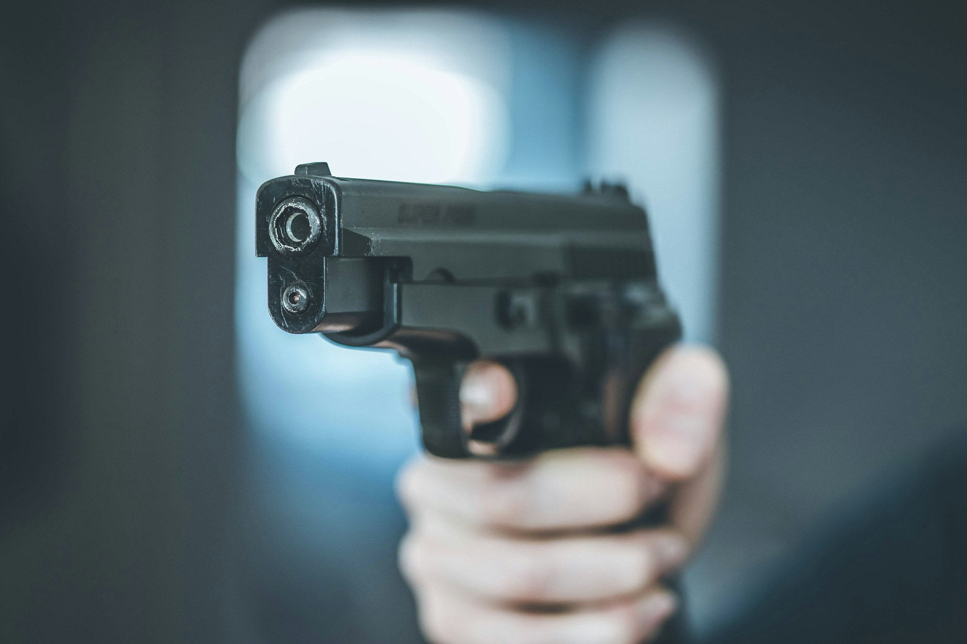 Auch für Polizisten ist aus der Ferne nicht zu erkennen, ob es eine scharfe Waffe oder eine Schreckschusspistole ist.