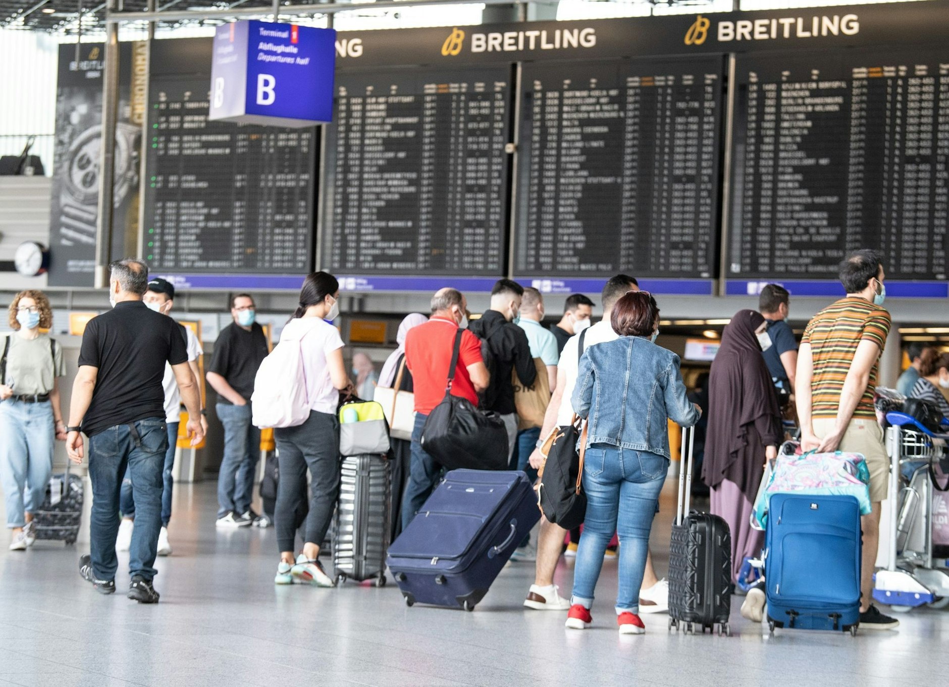 ARCHIV - Passagiere auf dem Flughafen in Frankfurt am Main. Wer aus China einreist, muss sich auf Corona testen lassen.  