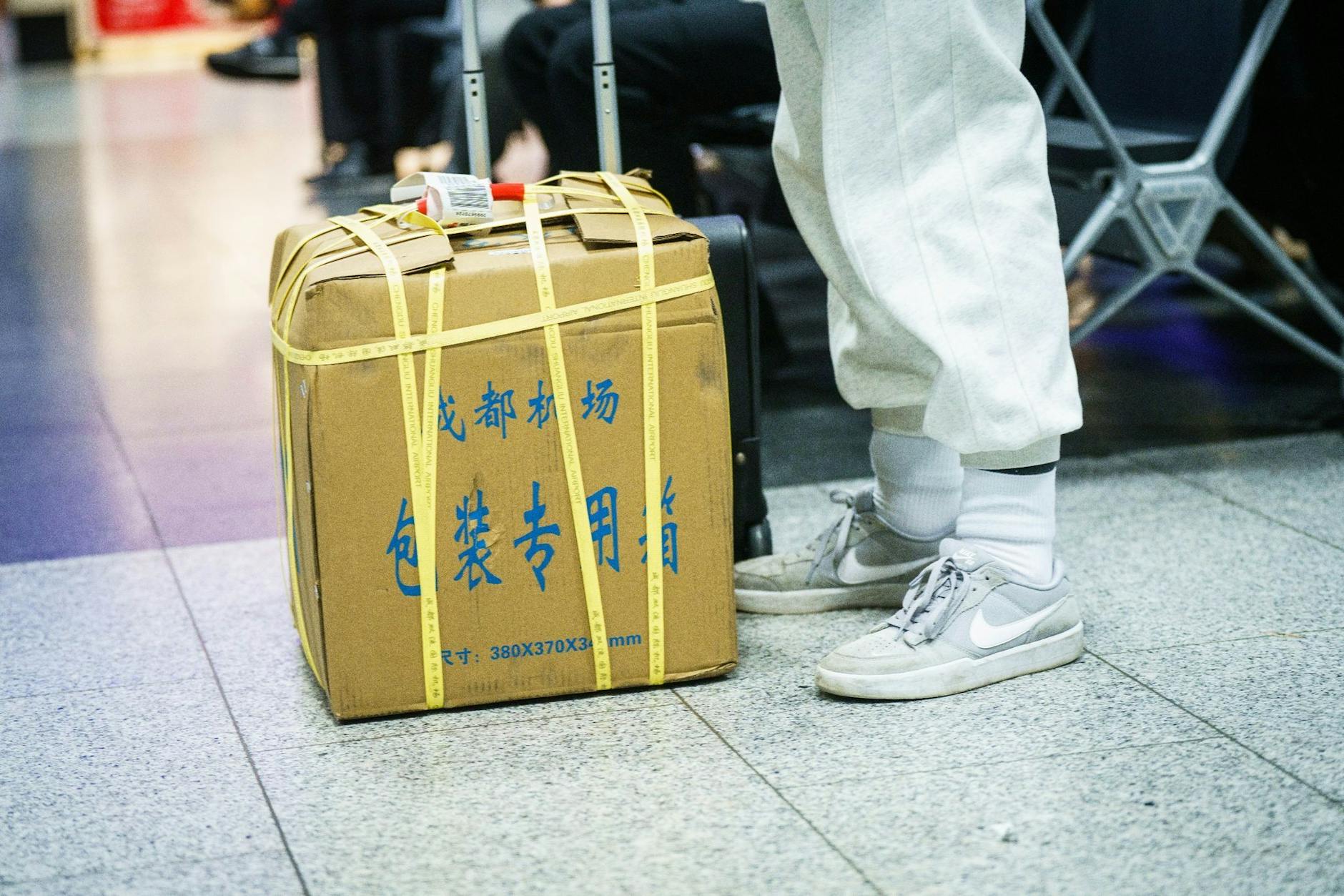 dpatopbilder - Ankunft aus der chinesischen Metropole Chengdu auf dem Frankfurter Flughafen. Wegen der rasant gestiegenen Corona-Zahlen in China führt nun auch Deutschland eine Testpflicht für Einreisende ein.