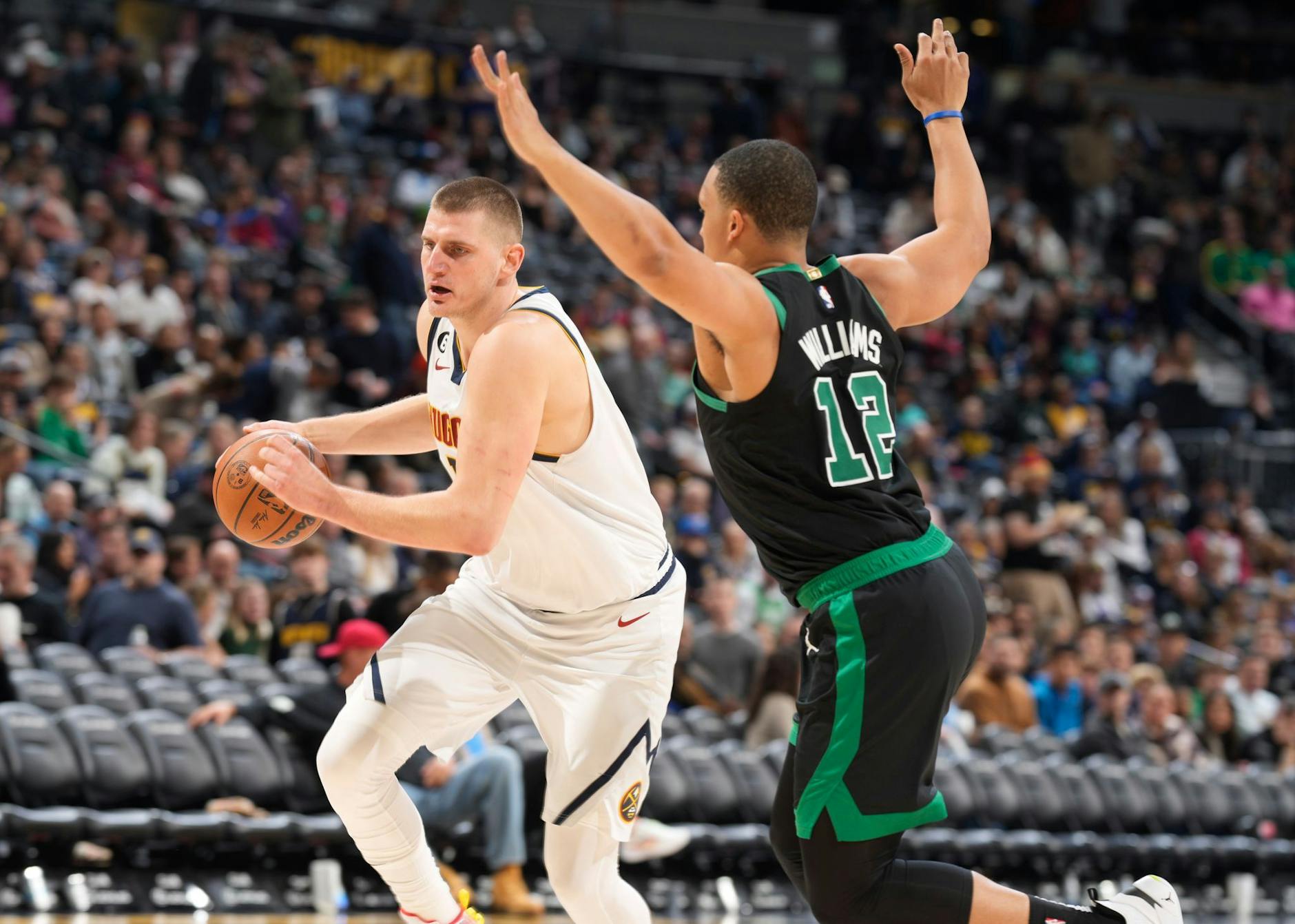 Denvers Nikola Jokic (l) erzielte 30 Punkte gegen die Boston Celtics.