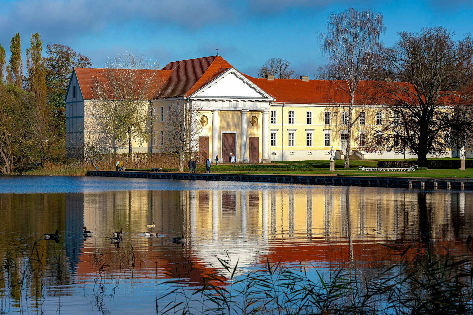 Das Rheinsberger Schloss am Grienericksee.