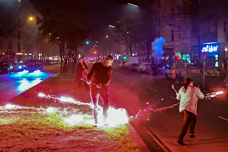 Knallerei an der Ecke Sonnenallee/Reuterstraße.