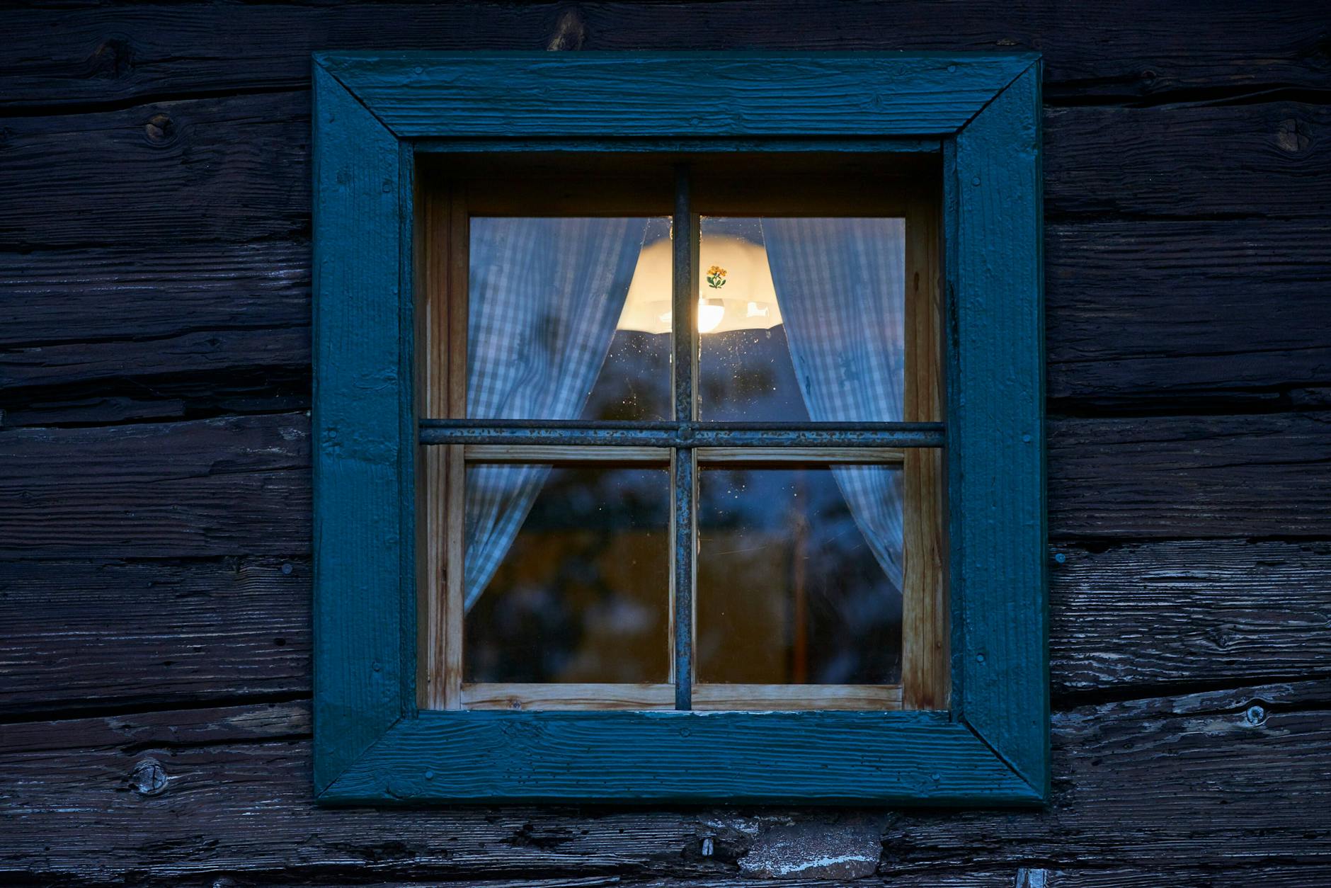 So schön alte Holzfenster auch sind: Meistens sind sie nicht dicht. Vorhänge sind da sinnvoll.