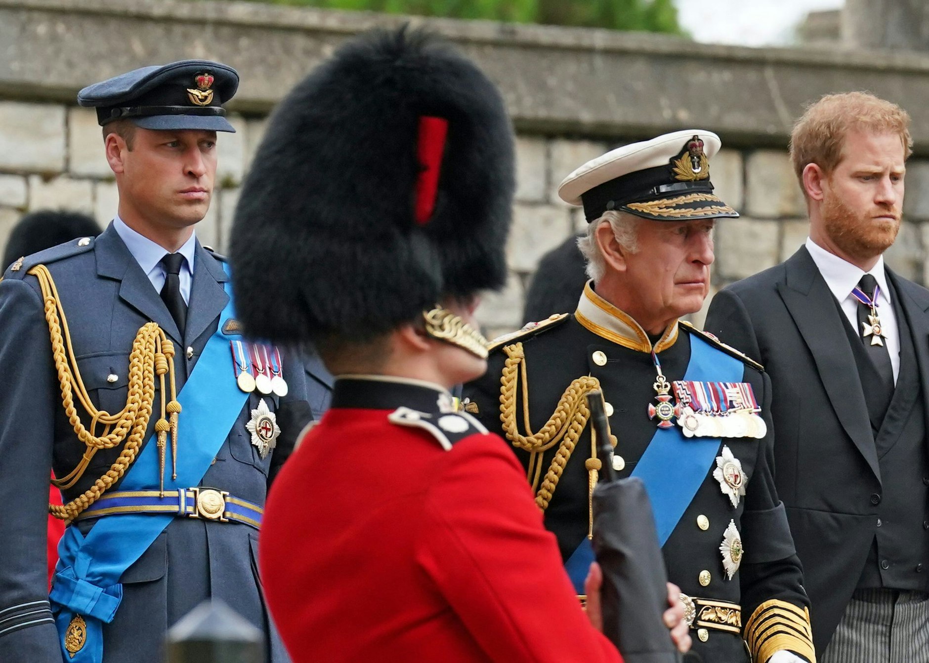 ARCHIV - Der britische Prinz Harry (rechts) hat sich mit Bedauern über den Bruch mit seiner Familie geäußert.  