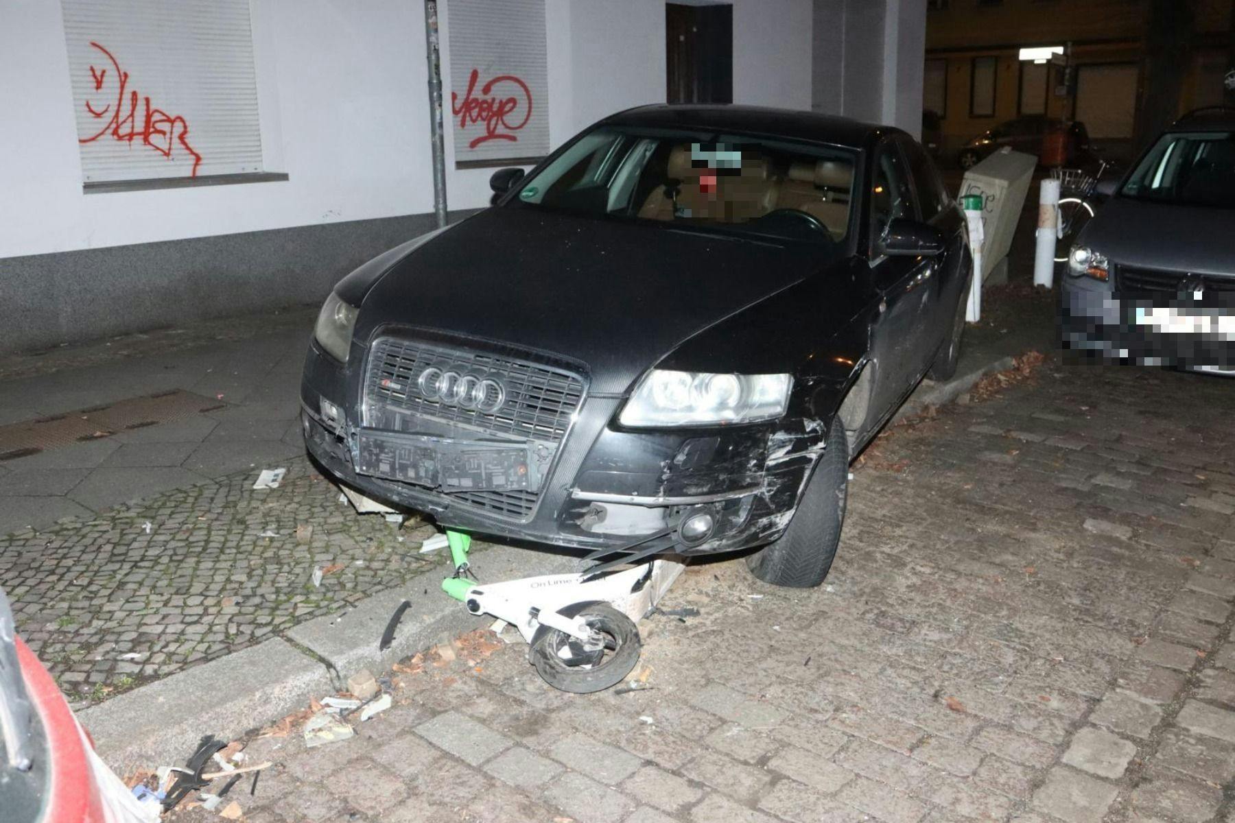 Der zerstörte Audi, aus dem der Fahrer die Flucht ergriff.