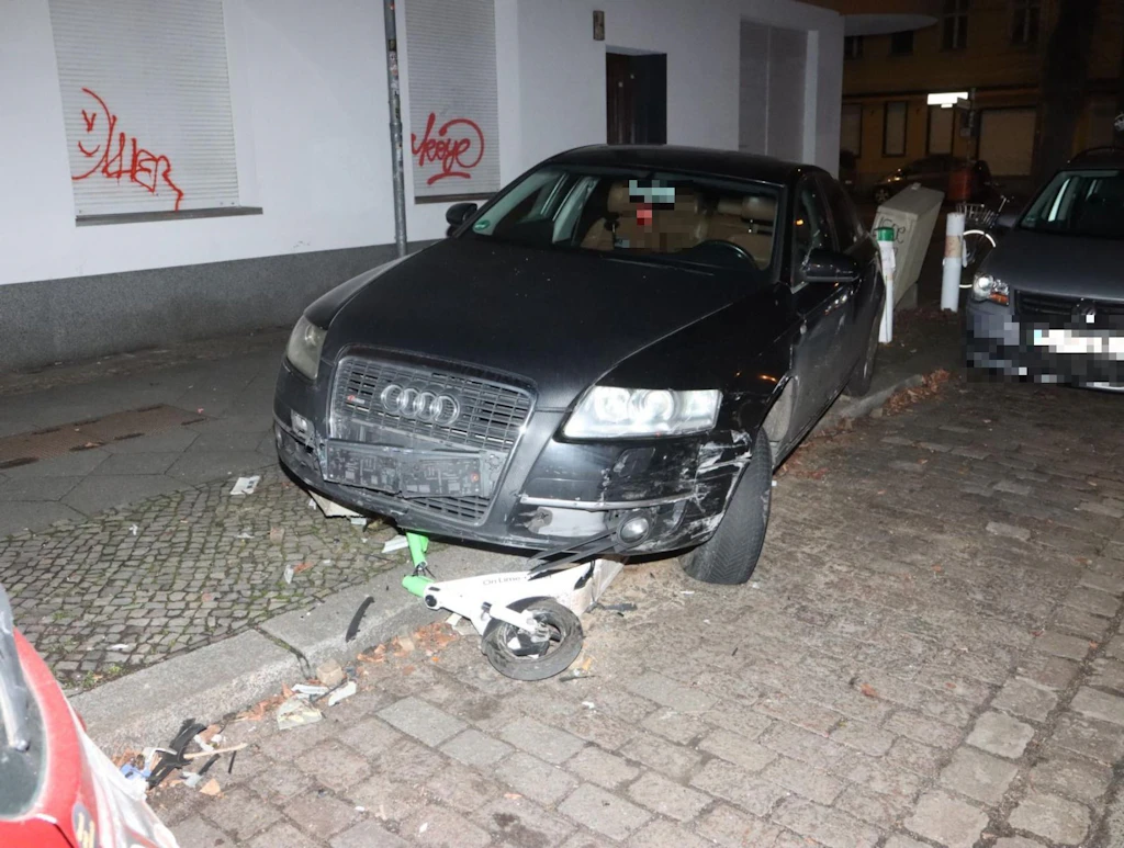 Raser begeht nach Unfall in Berlin-Lichtenberg Fahrerflucht
