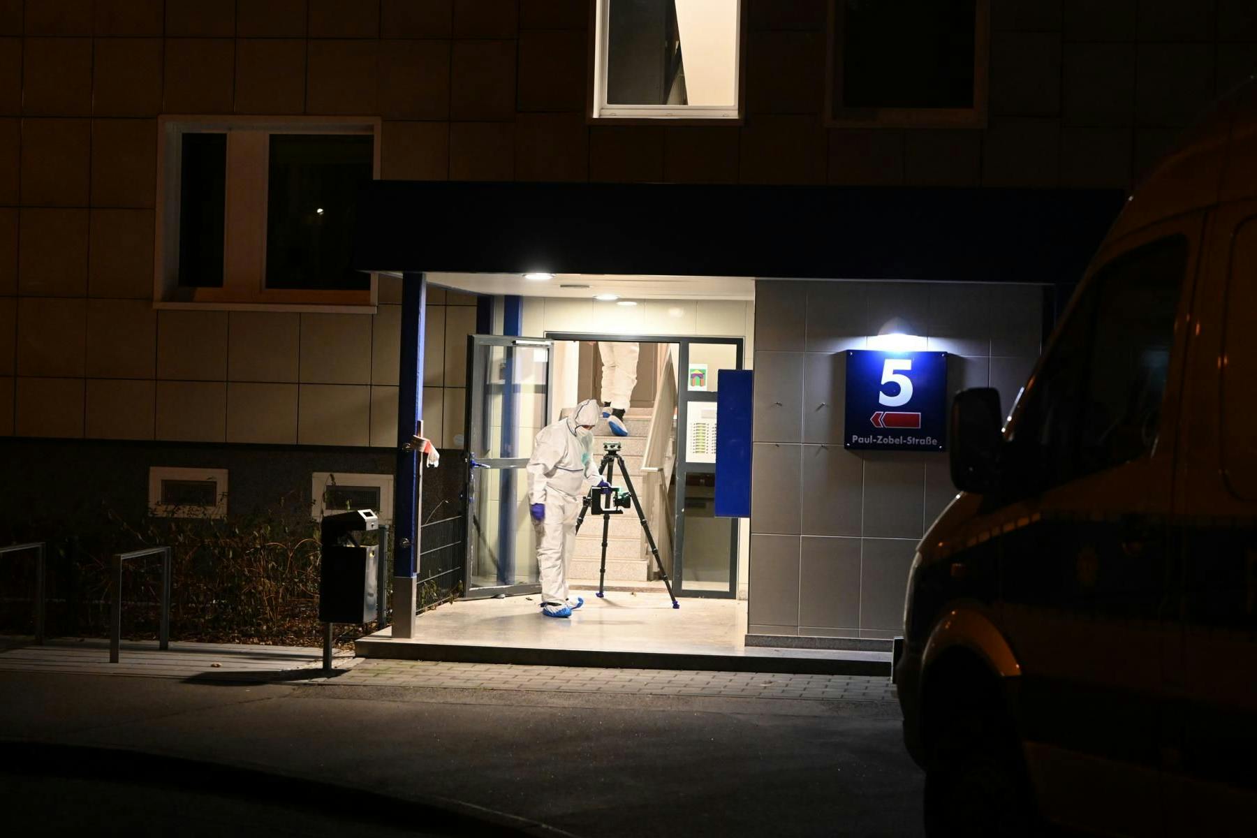 Kriminaltechniker untersuchen den Tatort am Freitagmorgen.