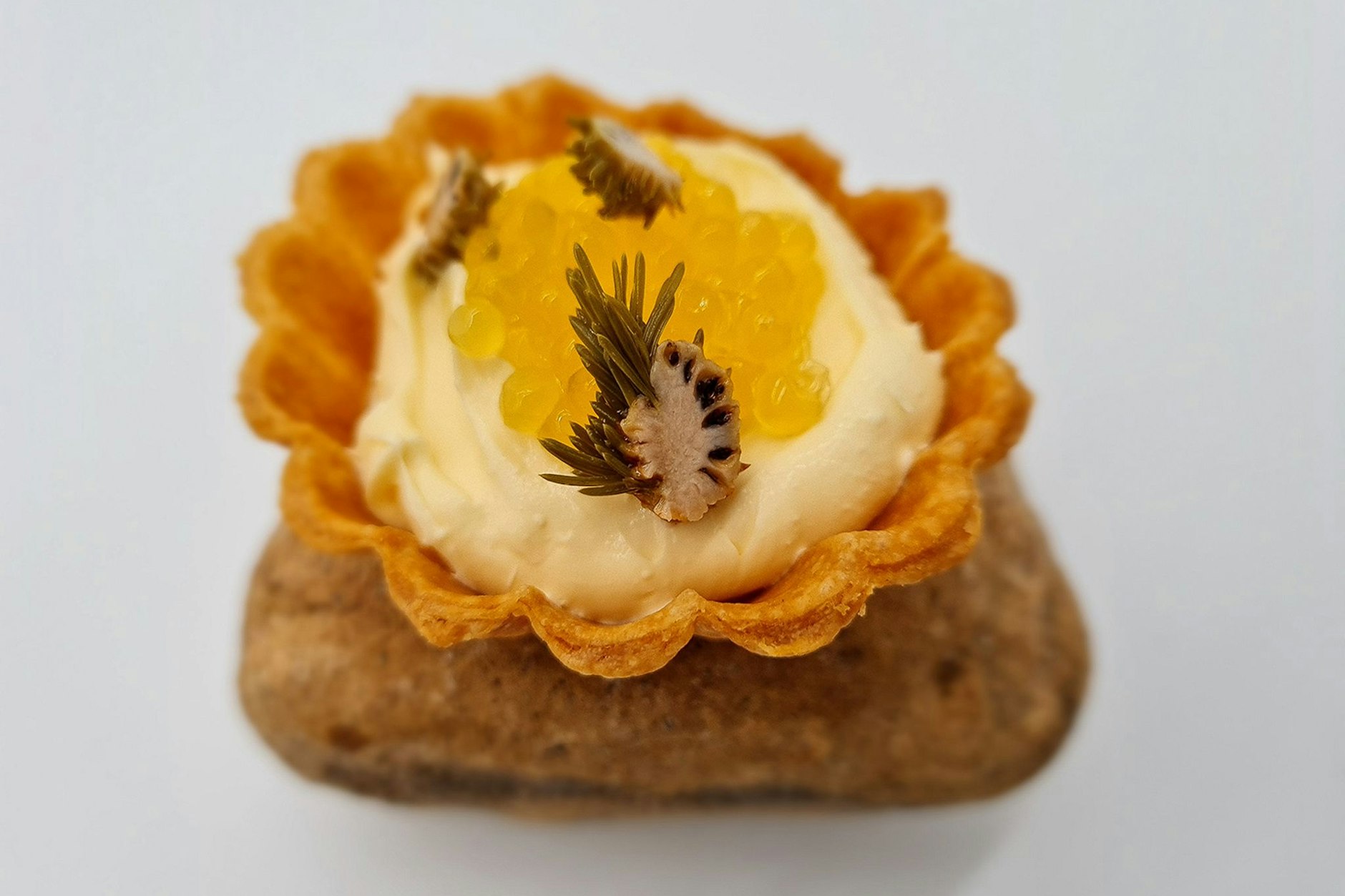 Vorspiel: eine blättrig-buttrige Mini-Tartelette. 