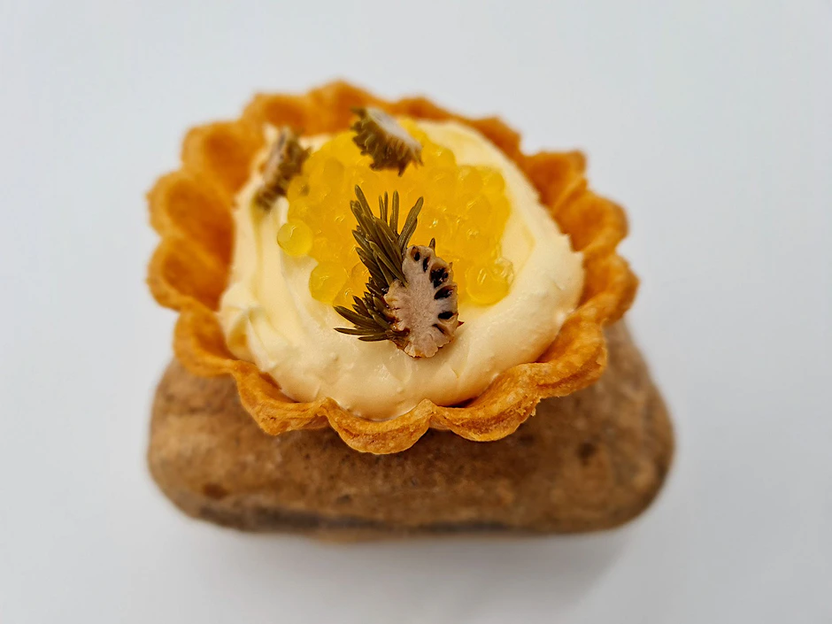 Vorspiel: eine blättrig-buttrige Mini-Tartelette. 