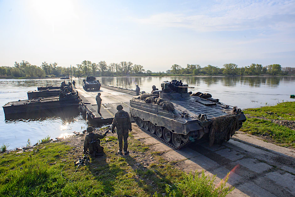 Ein Schützenpanzer Marder der Panzergrenadierbrigade 37 „Freistaat Sachsen“ rollt von einer Schwimmschnellbrücke an Land. (Archivbild)