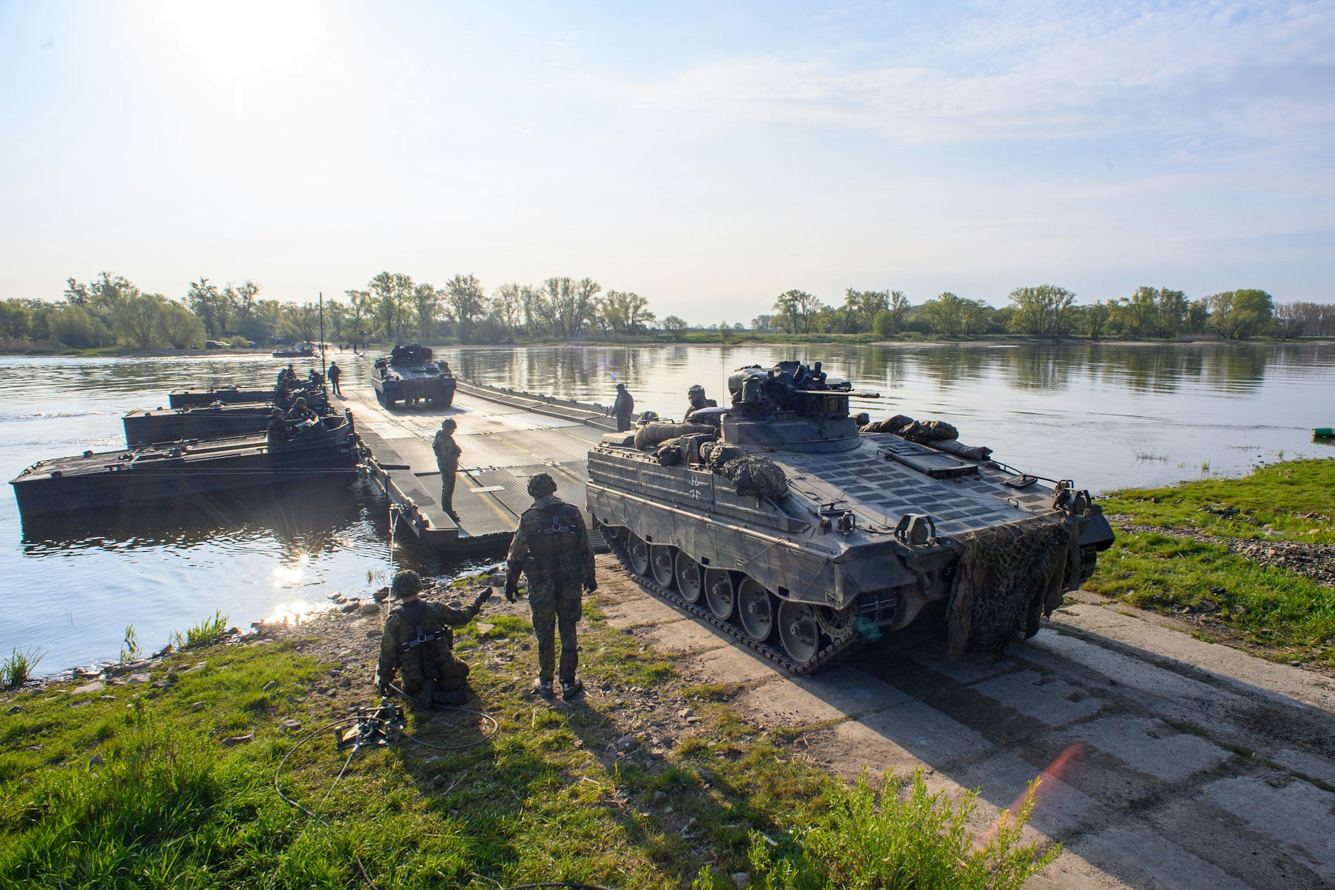 Ein Schützenpanzer Marder der Panzergrenadierbrigade 37 „Freistaat Sachsen“ rollt von einer Schwimmschnellbrücke an Land. (Archivbild)