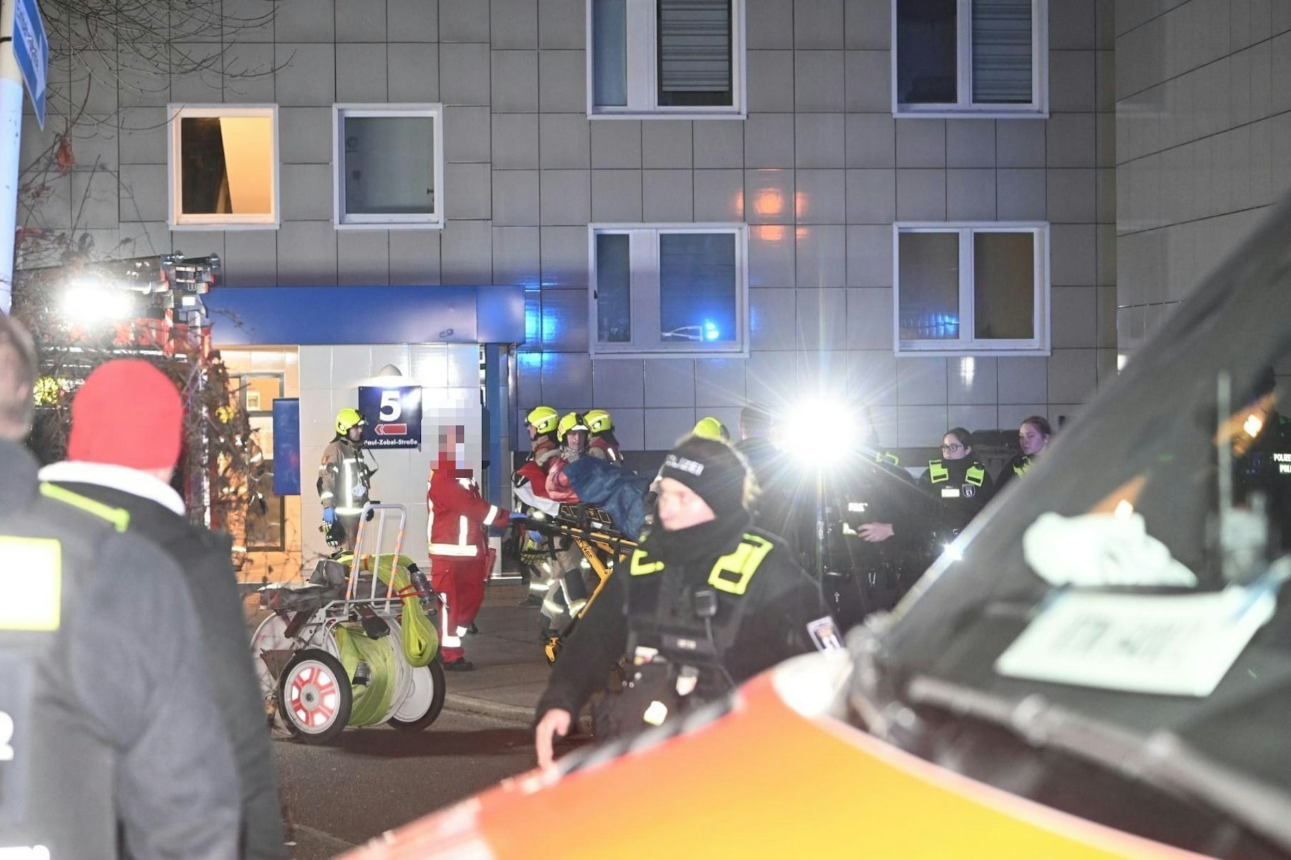 Polizei und Rettungskräfte am Tatort.