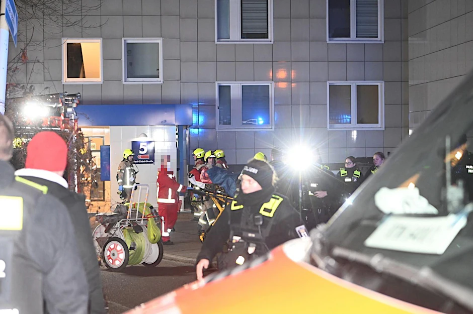 Polizei und Rettungskräfte am Tatort.