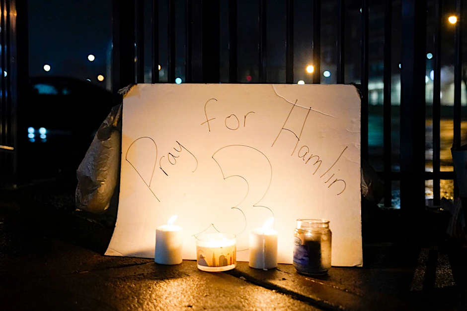 Damar Hamlin liegt auf der Intensivstation eines Krankenhauses in Cincinnati.  